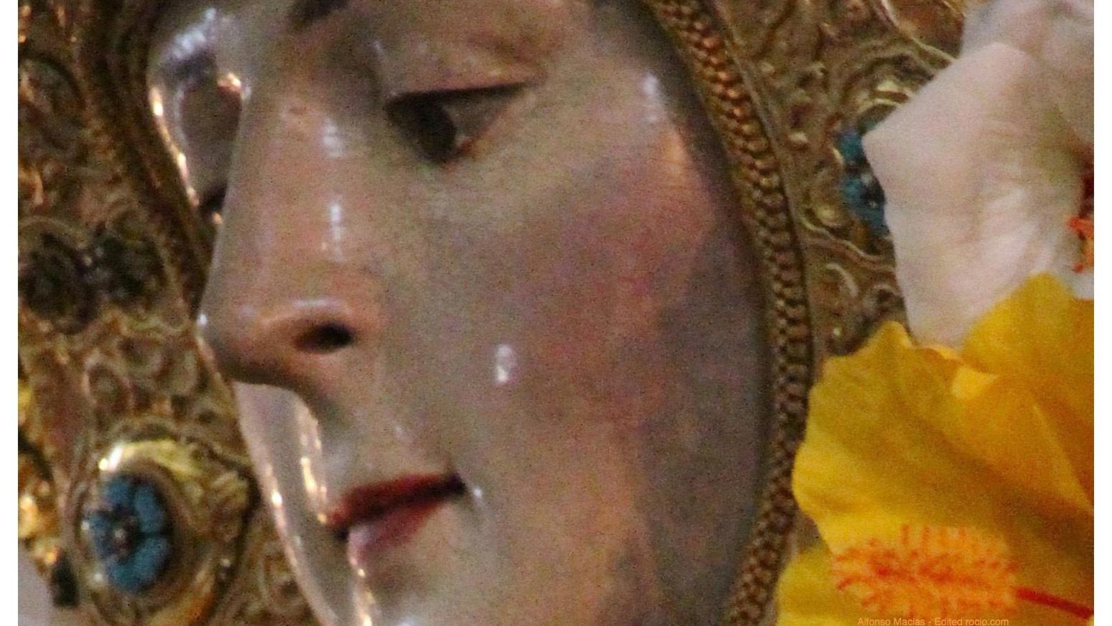 Primer plano del rostro de la Virgen del Rocío.