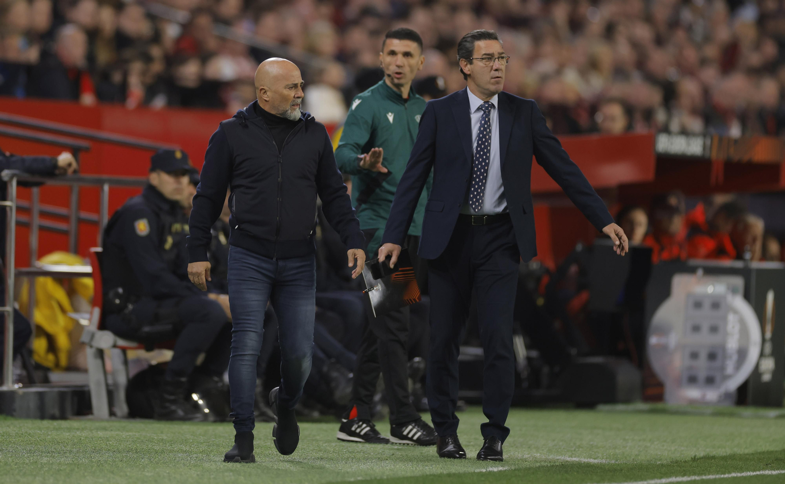 Jorge Sampaoli es llamado a la calma por el cuarto árbitro junto al delegado Juan Martagón.