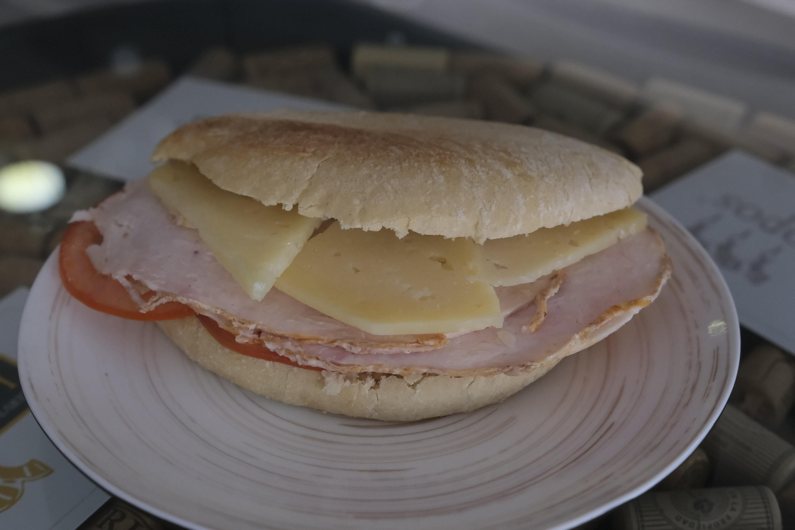 Los Chopos, el bar que convierte a los personajes ilustres de Córdoba en suculentos bocadillos