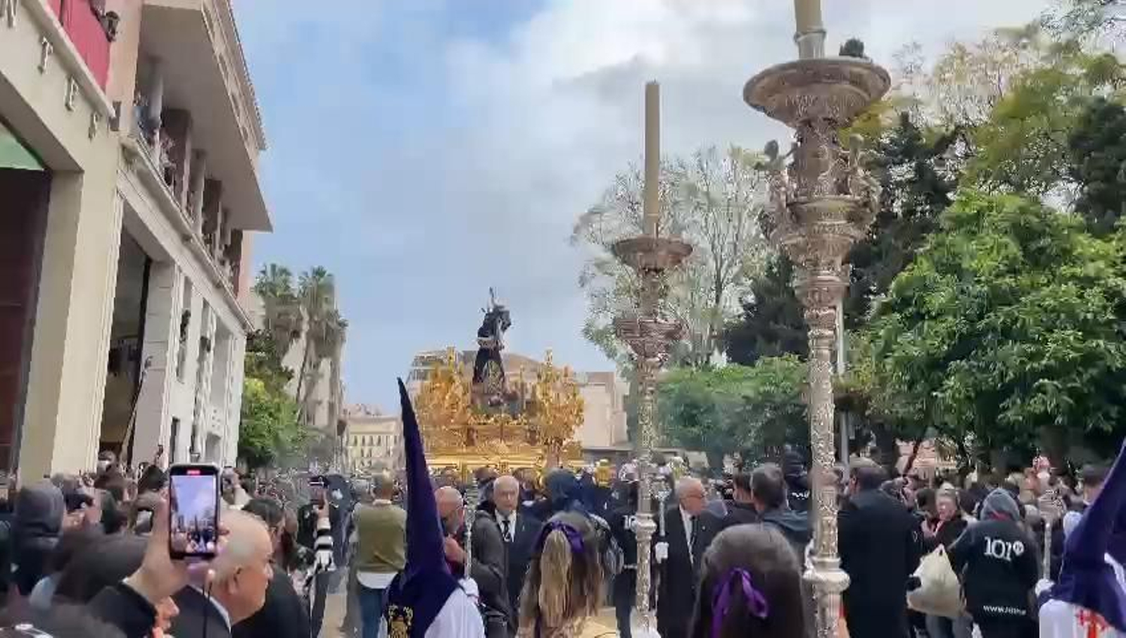 Jesús El Rico camina hacía la plaza del Obispo