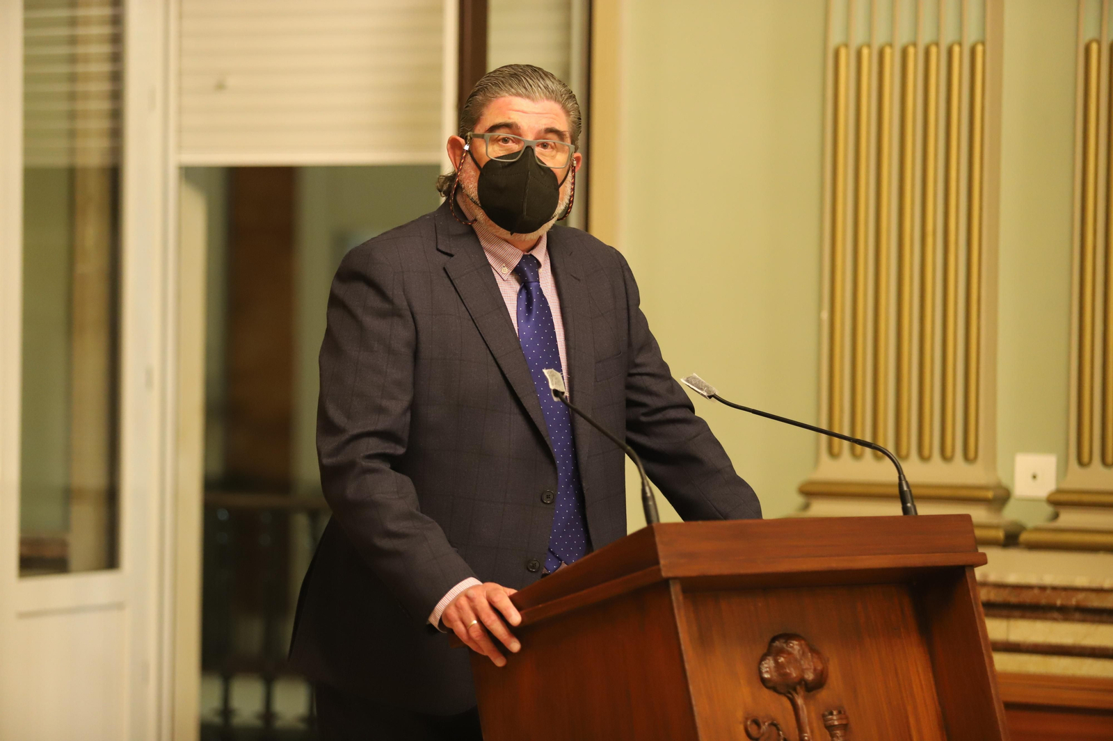 Imágenes de la presentación de la nueva saya y candelabros de cola de la Hermandad de Los Estudiantes.