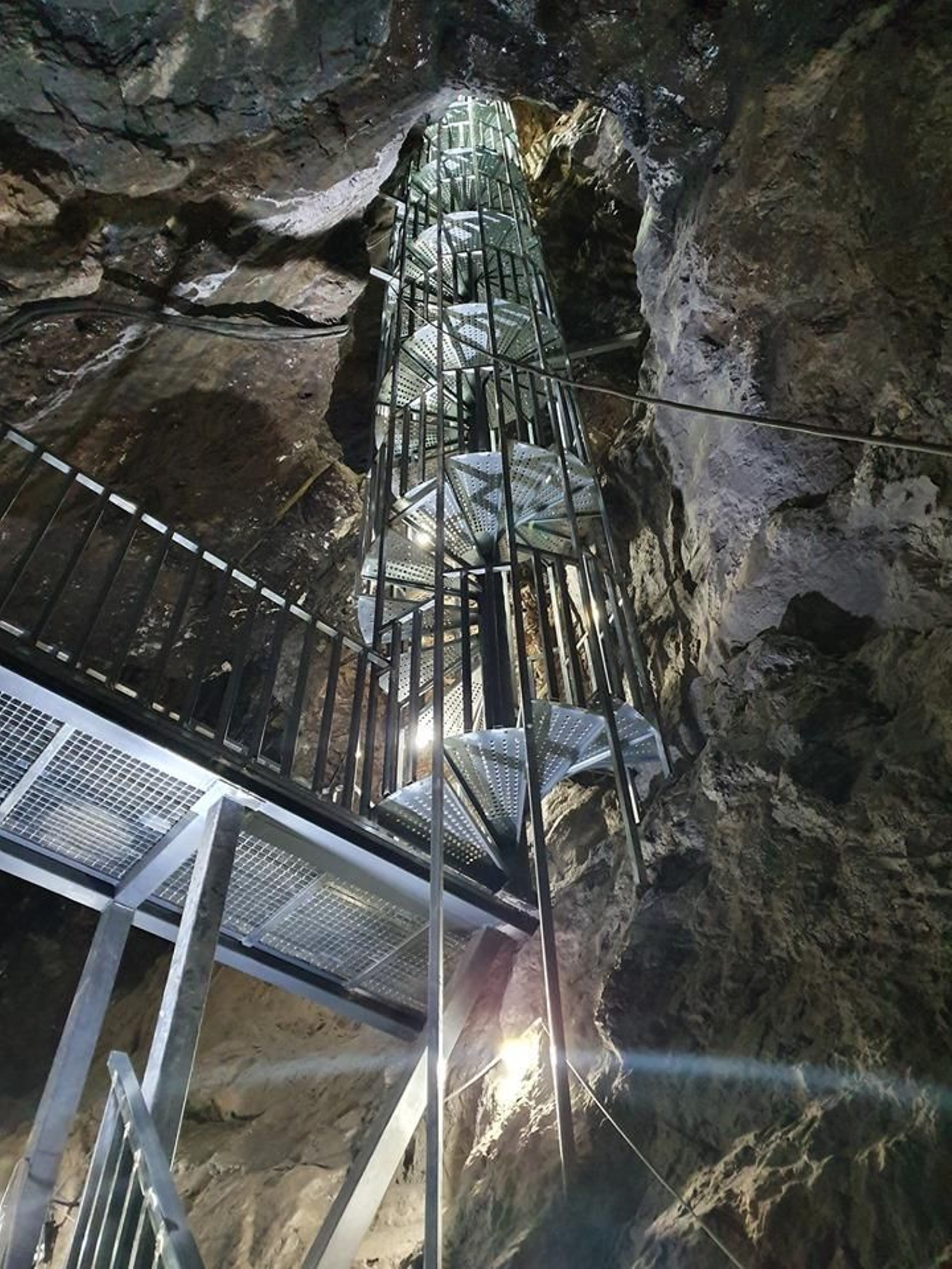 Escalera para bajar hasta la geoda