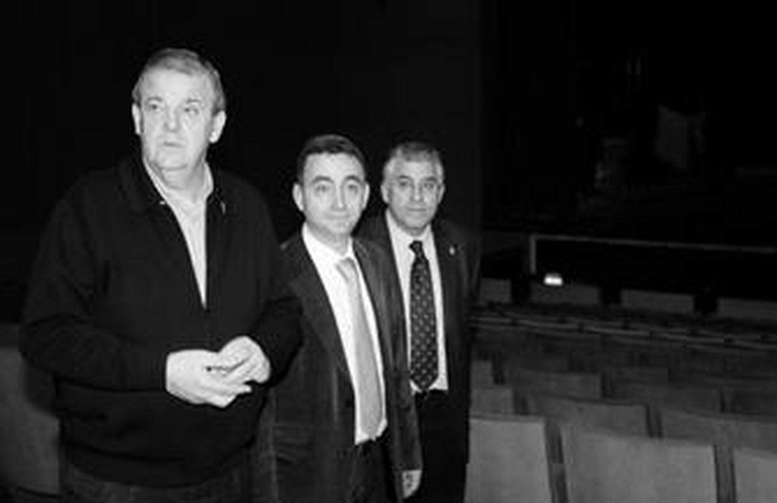 Juan Enciso, alcalde de El Ejido, y Gerardo Palmero, concejal de Cultura, en el Teatro Auditorio de El Ejido.