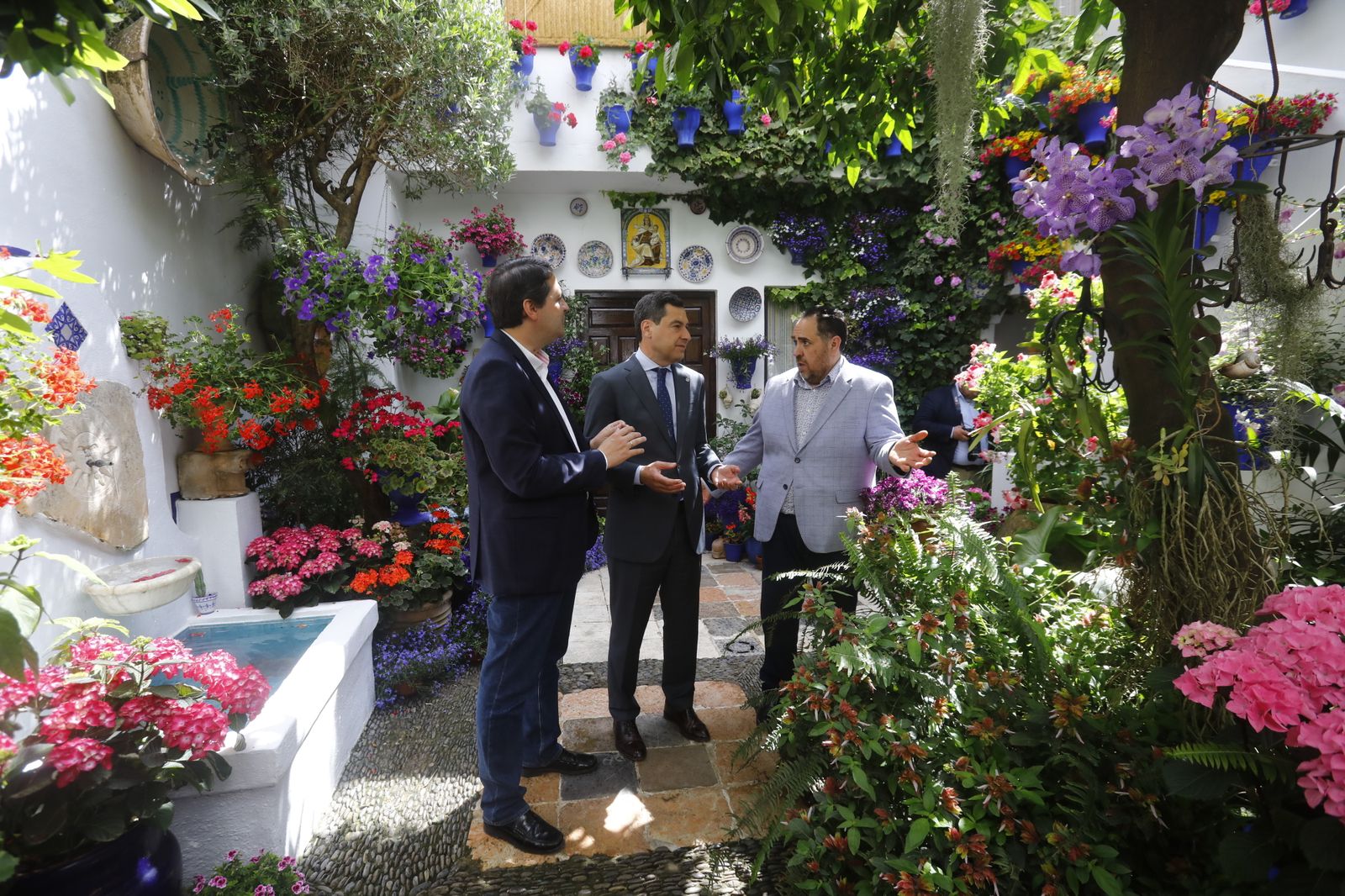 La visita de Juanma Moreno a los Patios de Córdoba, en imágenes.
