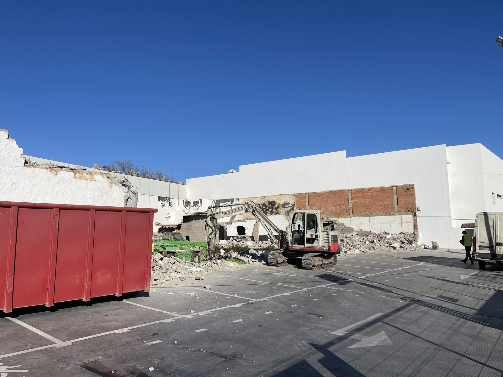 Las imágenes de la demolición del cine Tenis de Garrucha