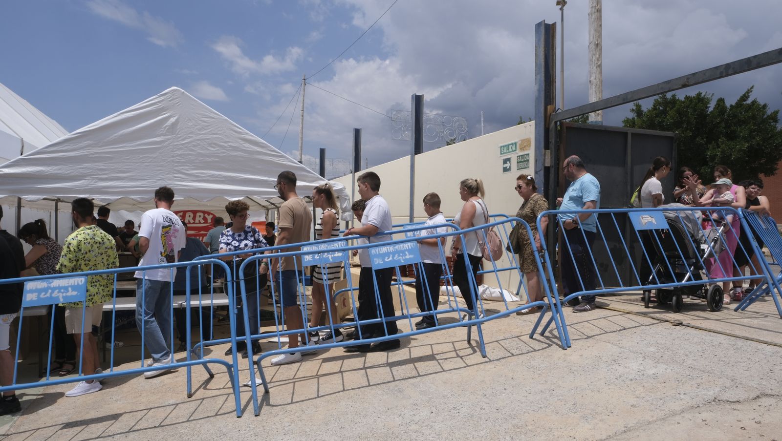 Imágenes de la degustación de huevos fritos con chorizo, en las Fiestas de Santa María del Águila