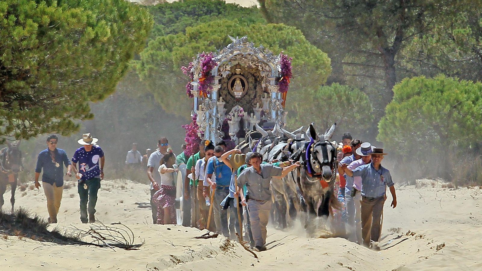 Caminar de la hermandad  del  Rocío  de Jerez por las arenas.