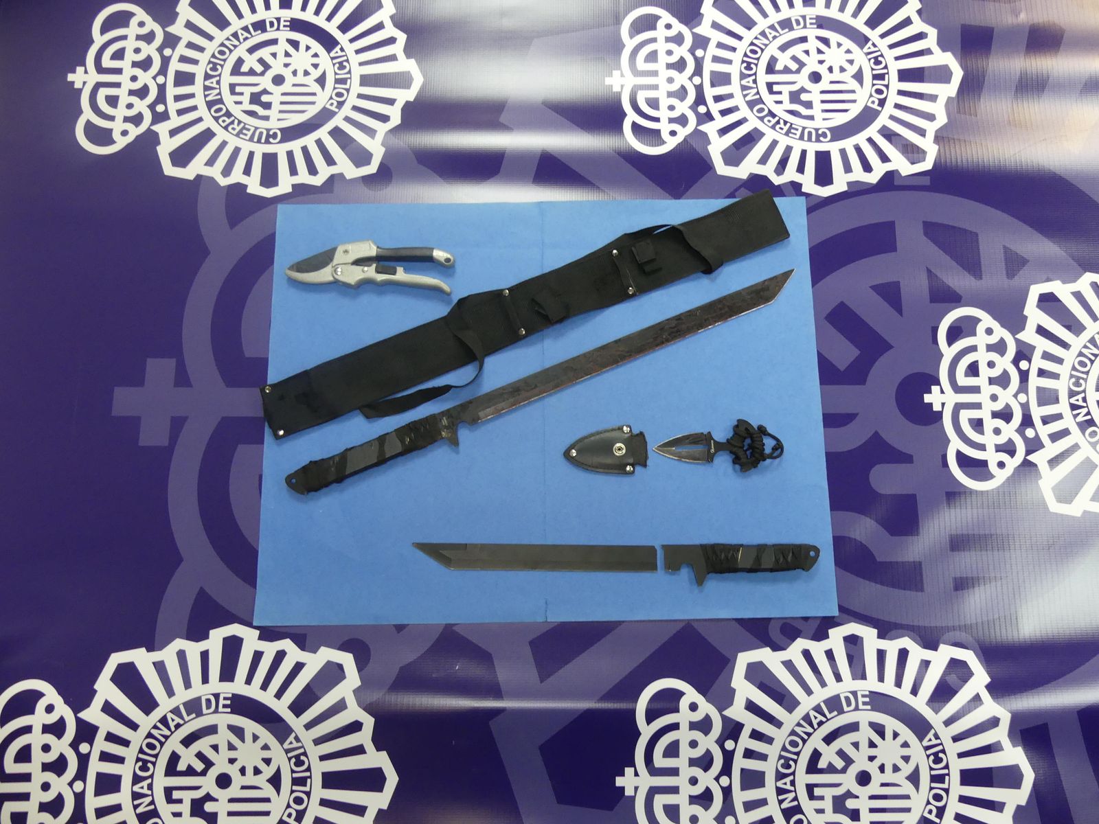 Algunos de los efectos incautados.