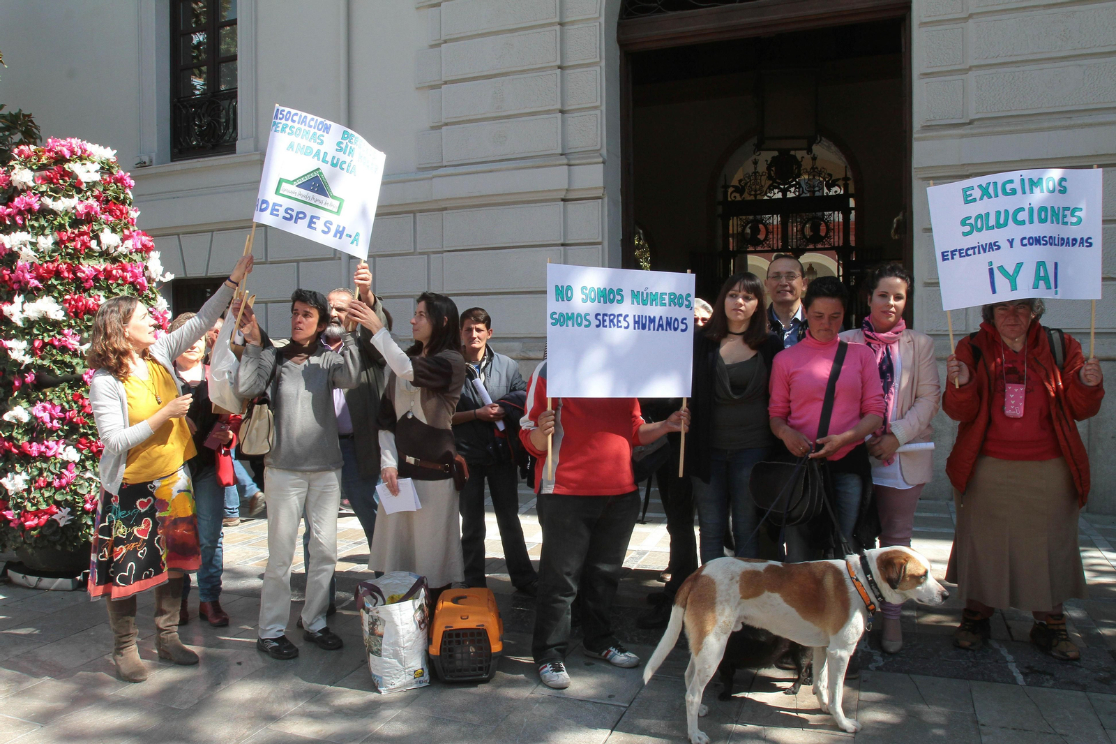 La concentración tuvo lugar a las puertas del Ayuntamiento.