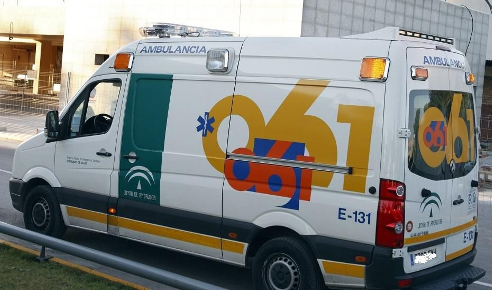 Una ambulancia del 061.