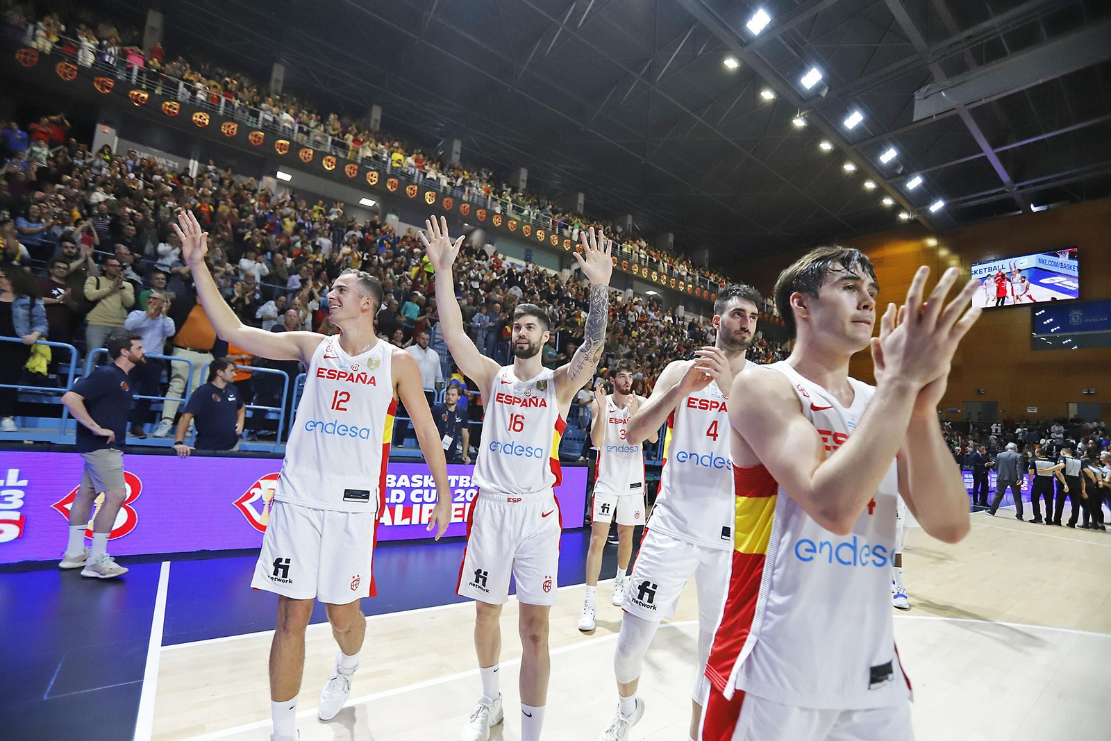 Imágenes de la celebración de la selección Española de baloncesto por certificar su pase con una victoria ante Paises Bajos Imágenes de la celebración de la selección Española de baloncesto por certificar su pase con una victoria ante Paises Bajos