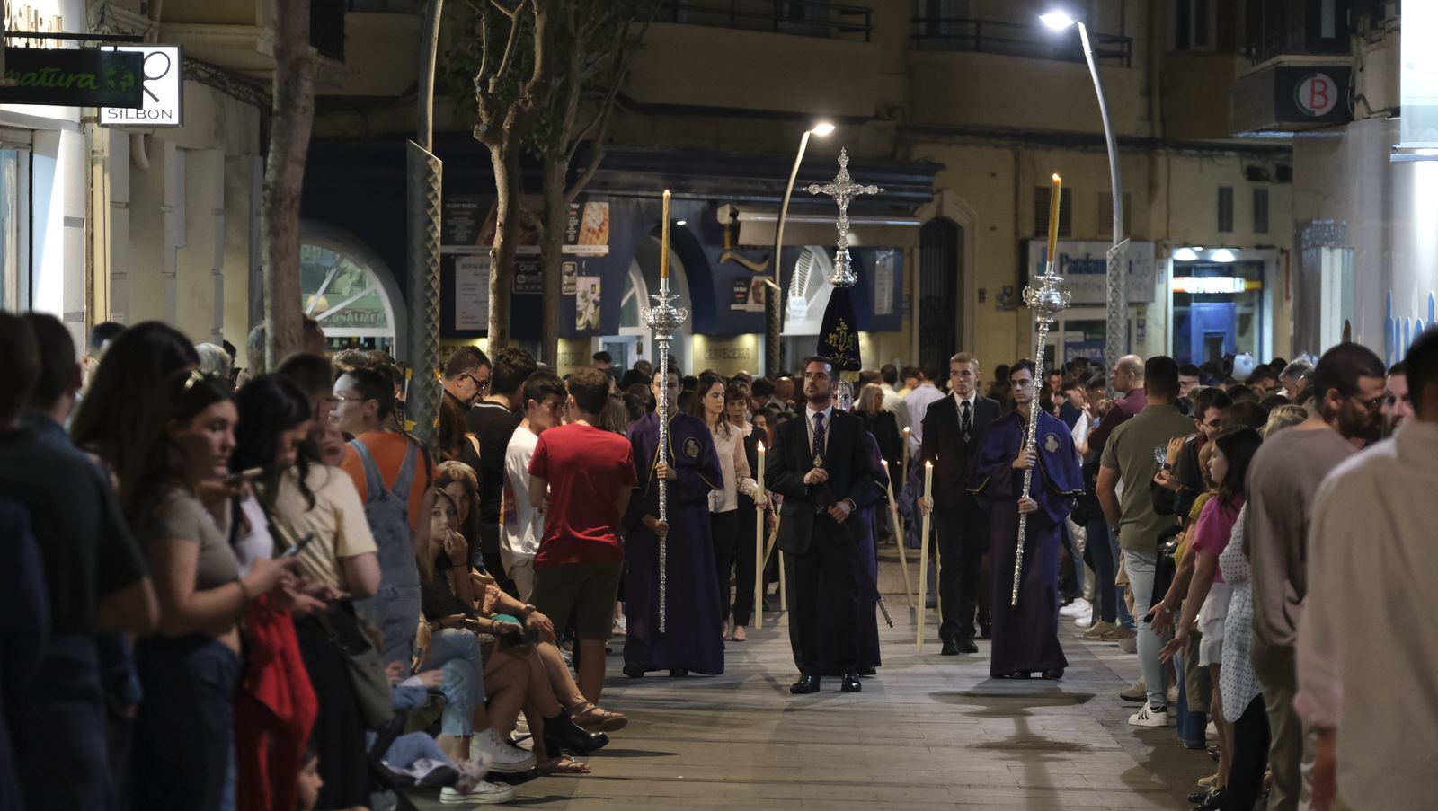 Imágenes de La Magna por las calles de Almería