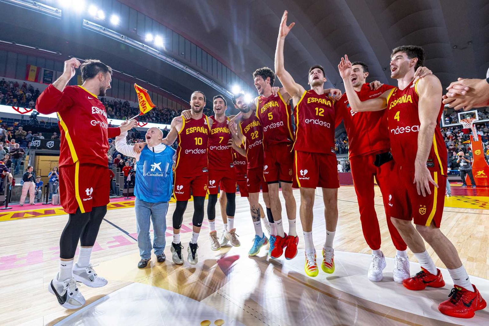 Francis Alonso lidera a una España invicta con 12 puntos