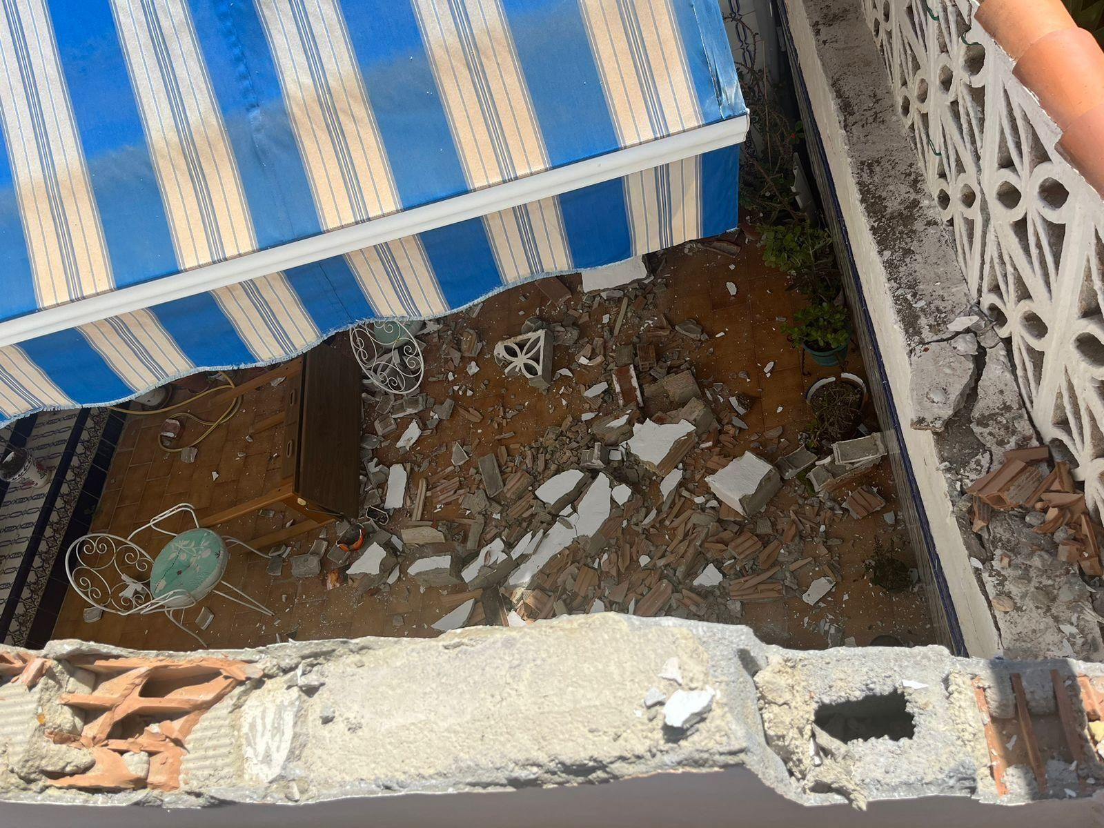 El derrumbe del muro de una de las viviendas afectadas en El Cantal