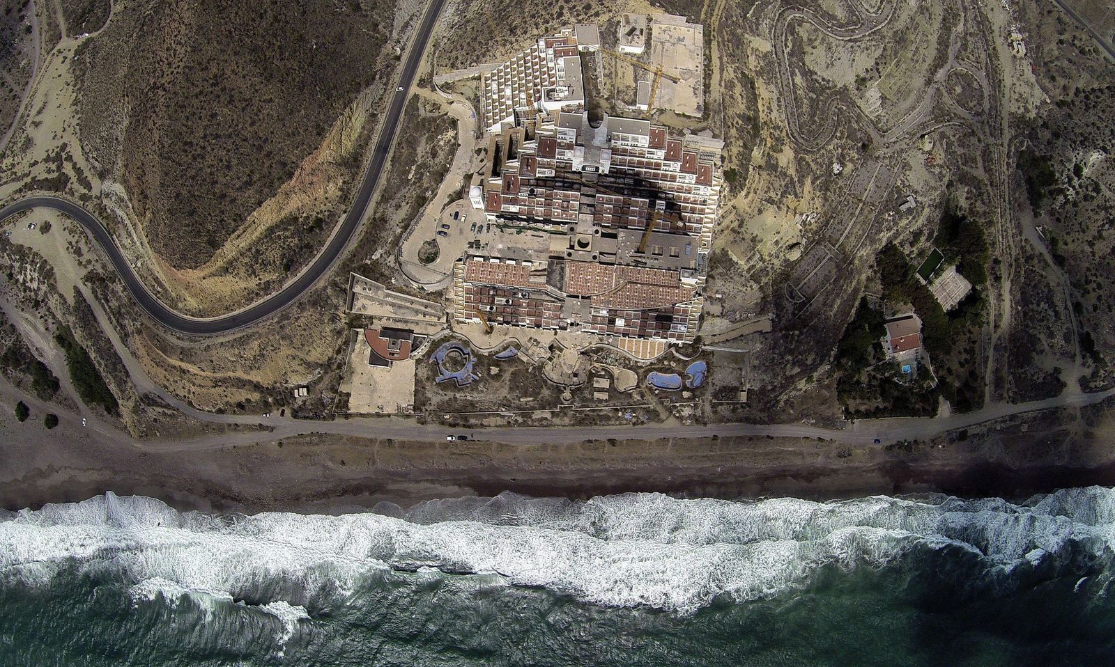 Imagen aérea del hotel y de toda la superficie que ocupa en la costa de Almería.