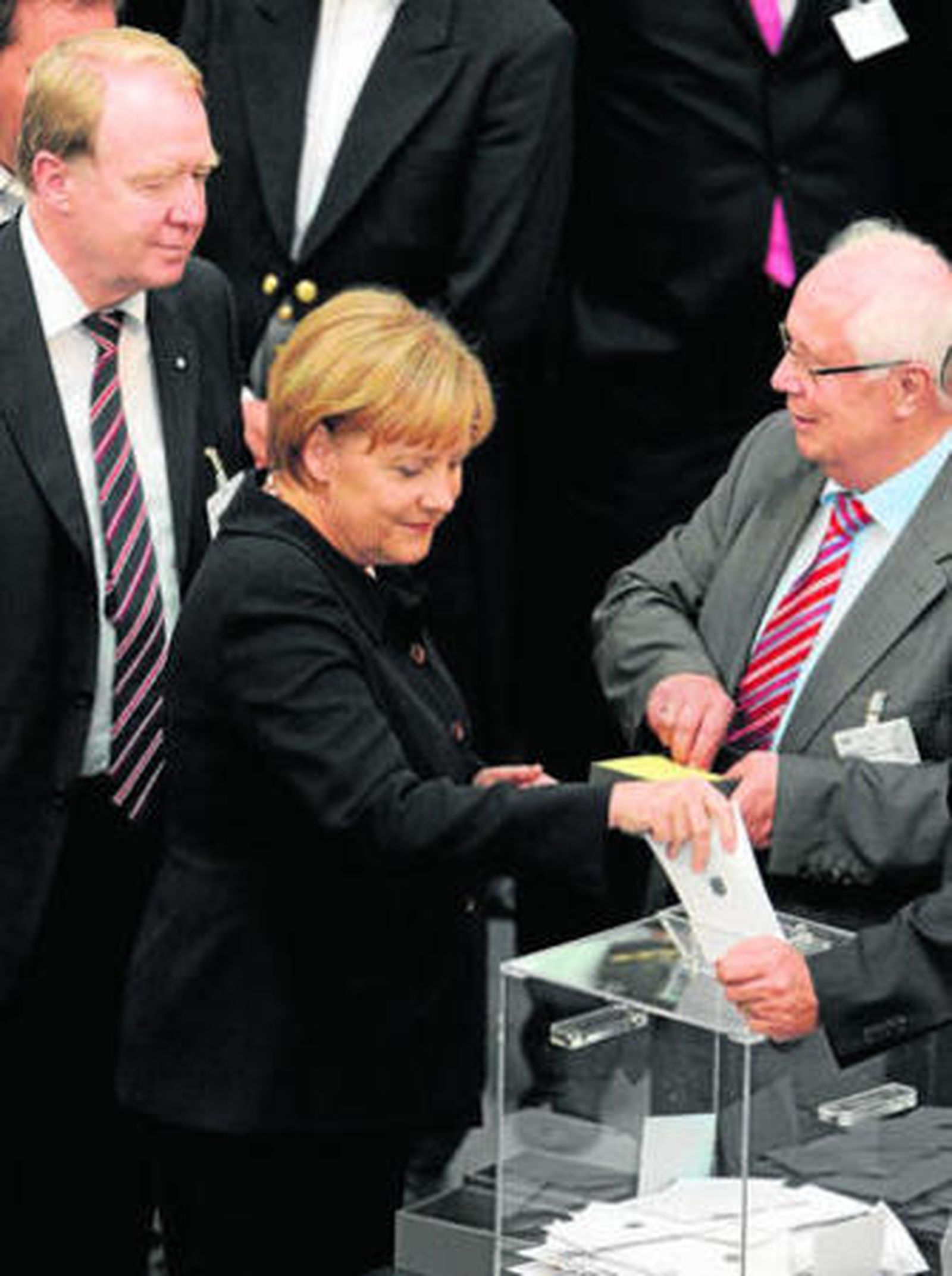 La canciller Angela Merkel introduce su papeleta durante la primera votación.