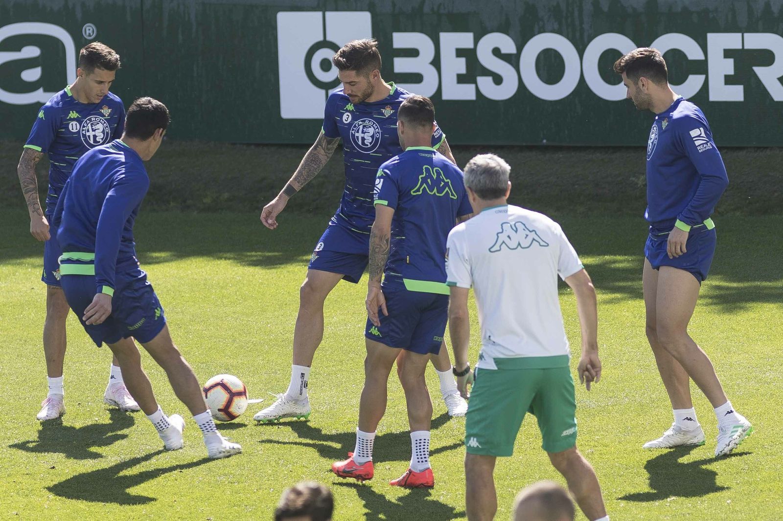 Setién observa a varios de sus futbolistas en un rondo del entrenamiento de ayer.