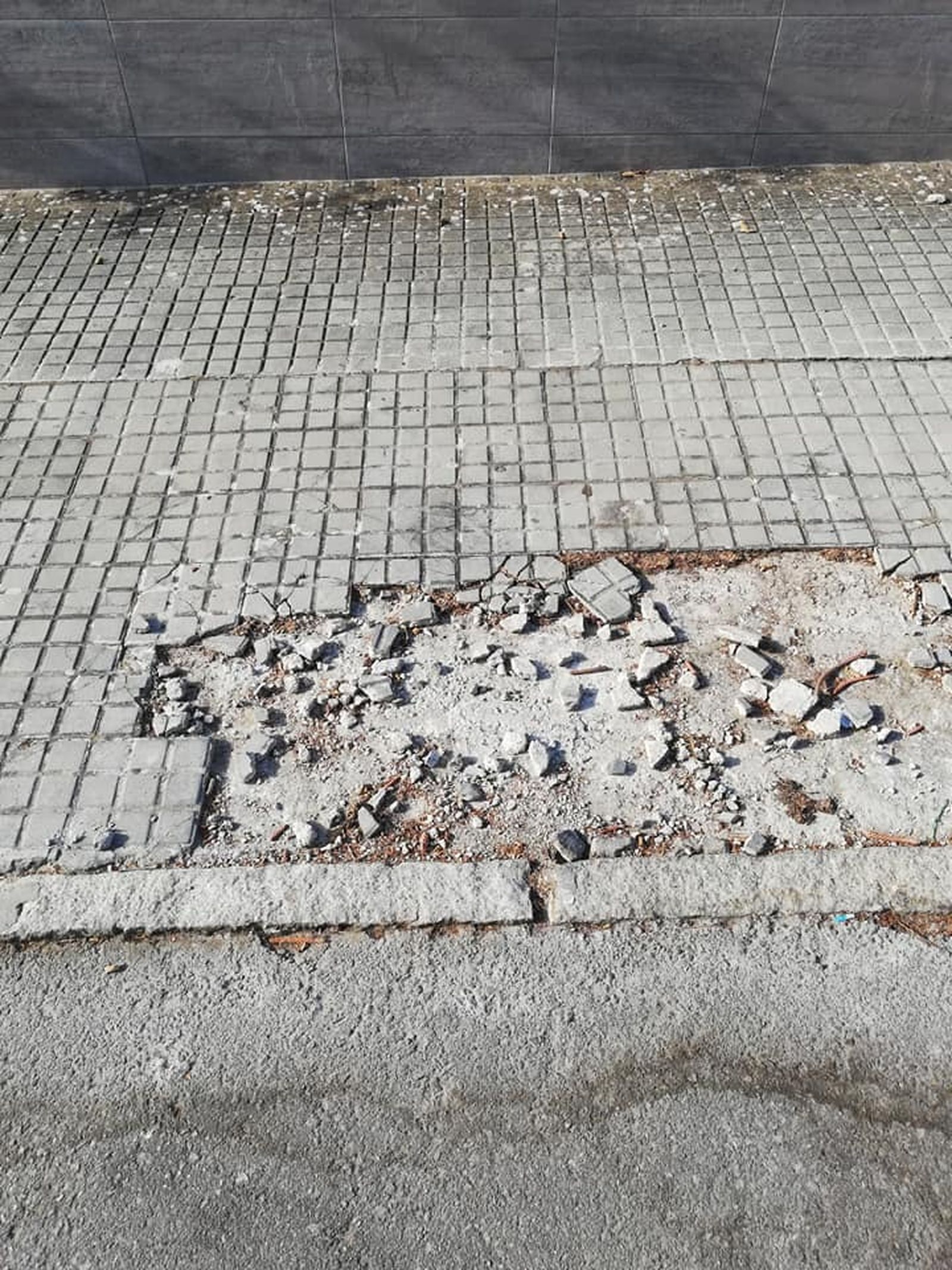 Otra imagen del mal estado del acerado.