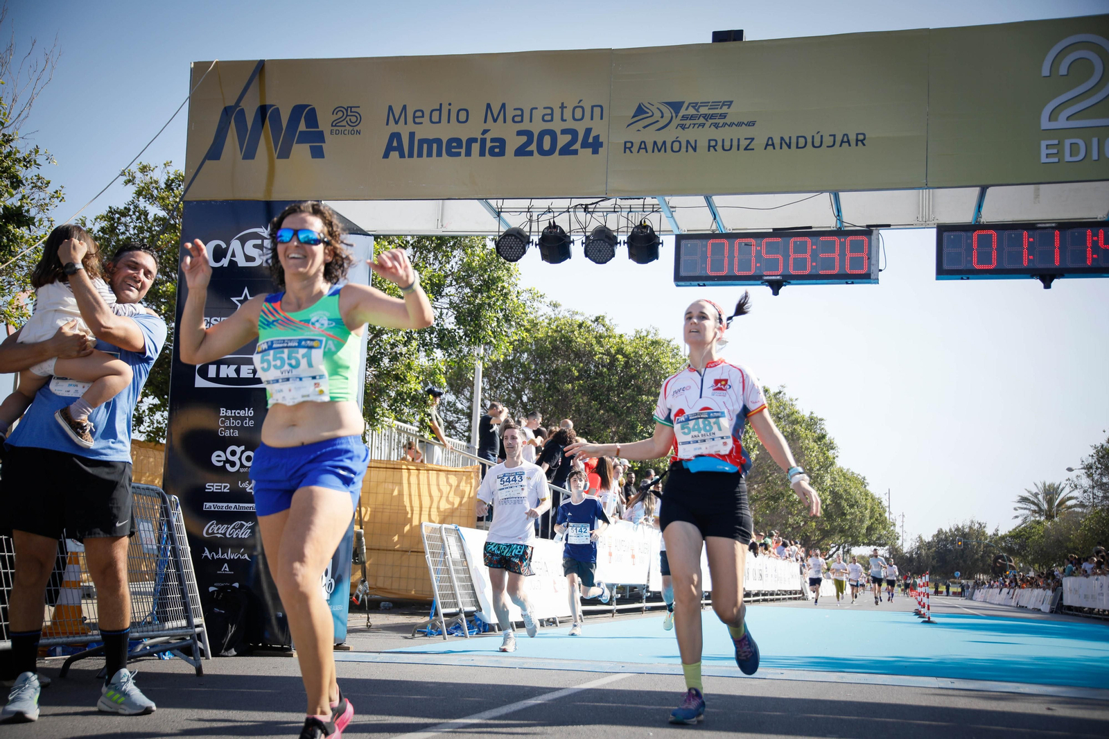 Imágenes de la llegada de la Media maratón Ciudad de Almería