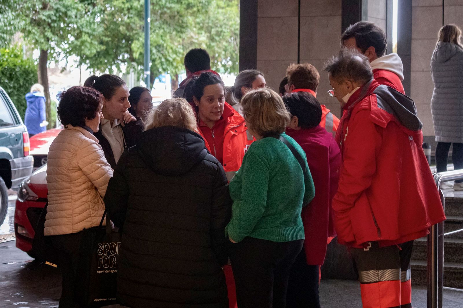 Imagen de varios vecinos tras ser evacuados al Hotel Luna