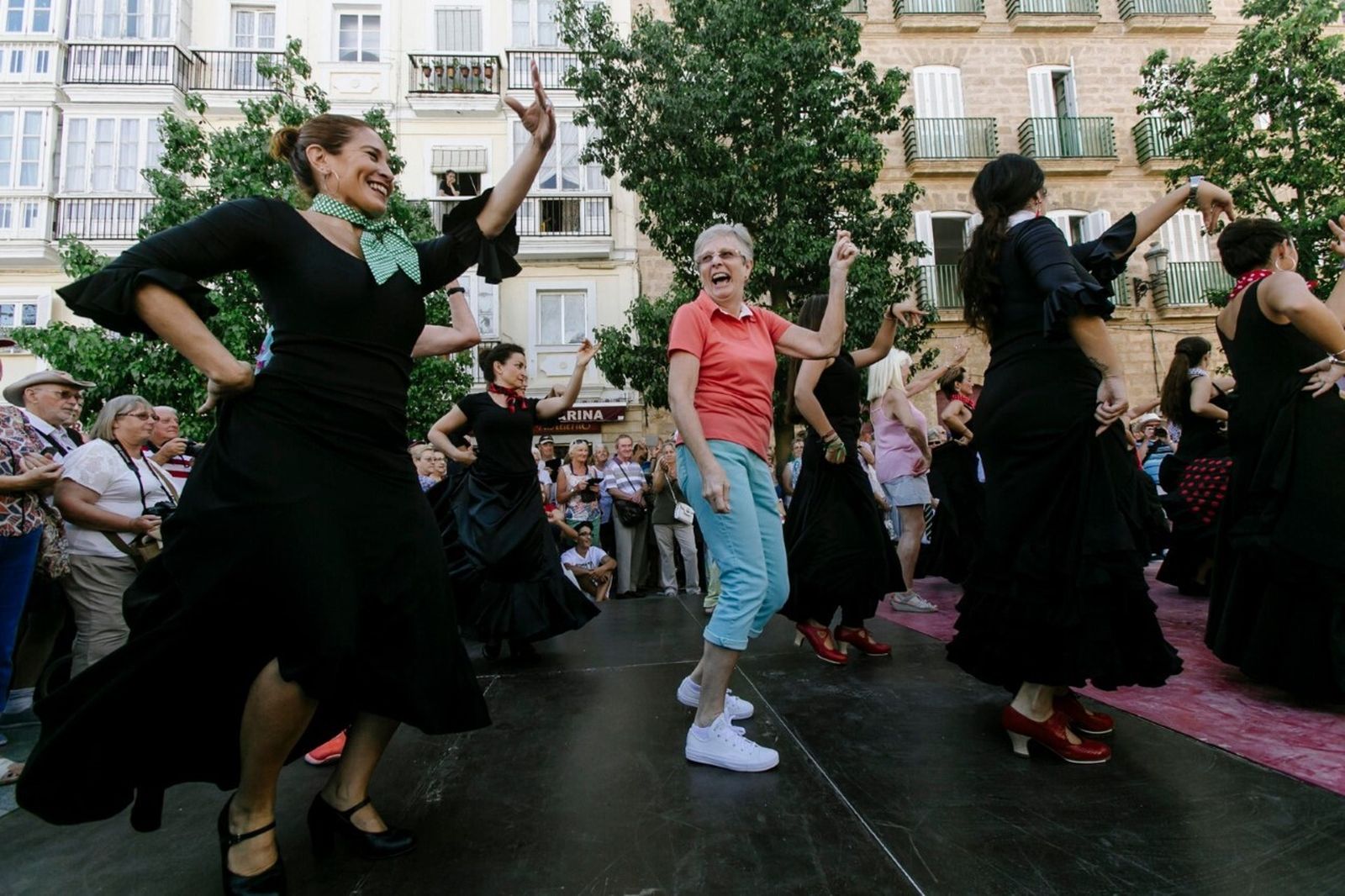 Imagen del recibimiento a los cruceristas dispensado por el puerto de Cádiz.