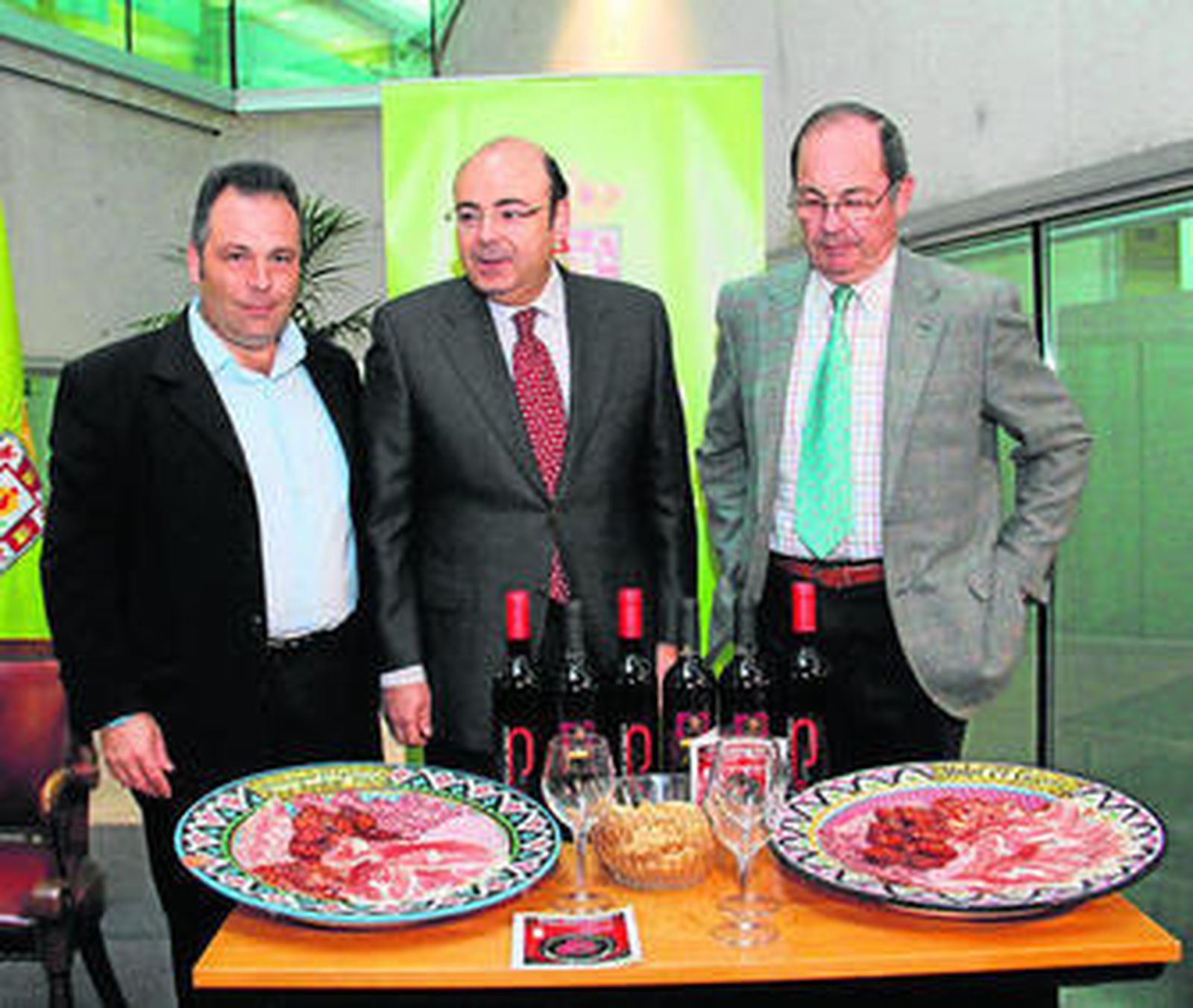 El presidente de la Diputación, Sebastián Perez (centro), durante la presentación de las jornadas.