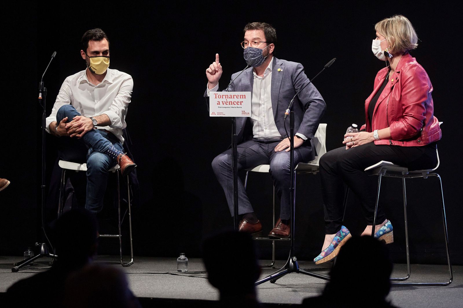 pRoger Torrent , el vicepresidente en funciones de jefe del ‘Govern’, Pere Aragonès, y la consellera de Salud, Alba Verges, en la presentación de  en la presentación del libro 'Tornarem a vencer', de Oriol Junqueras y Marta  Rovira, el jueves en Gerona.