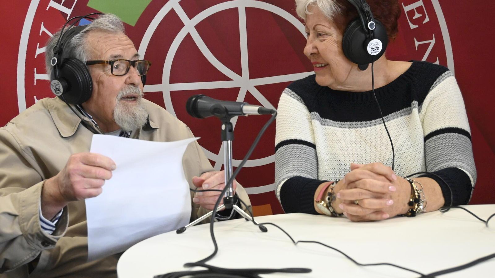 Paco Tébar y Manoli Rodríguez son dos de los locutores más emblemáticos del programa de radio 'La voz de la experiencia' Paco Tébar y Manoli Rodríguez son dos de los locutores más emblemáticos del programa de radio 'La voz de la experiencia'