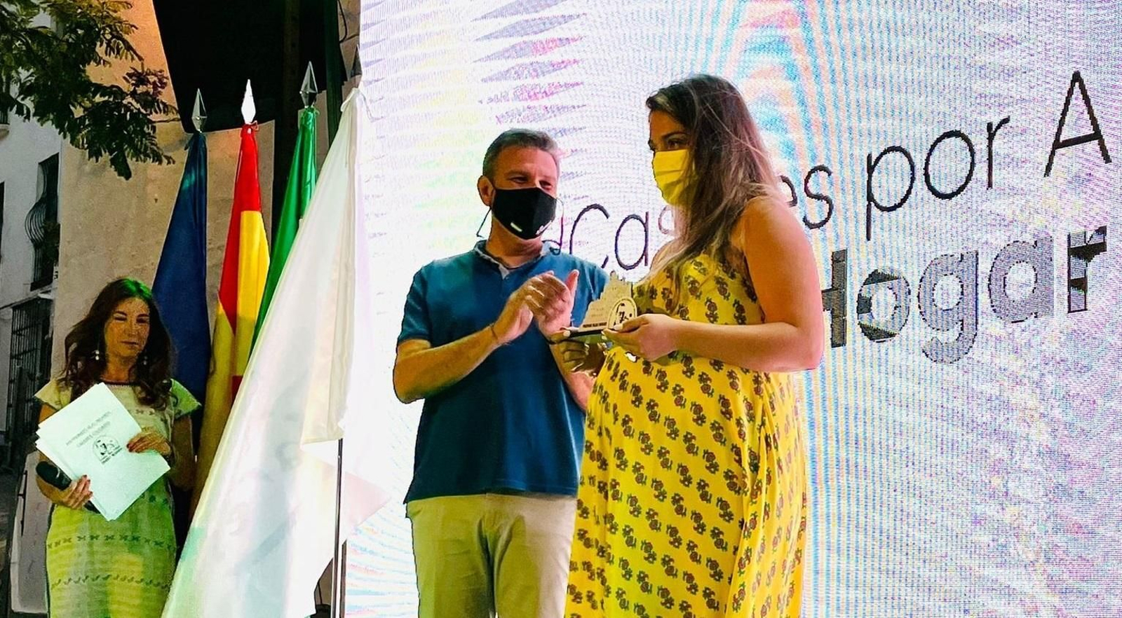 Begoña Arana, directora de Nuevo Hogar Betania, recoge el premio.