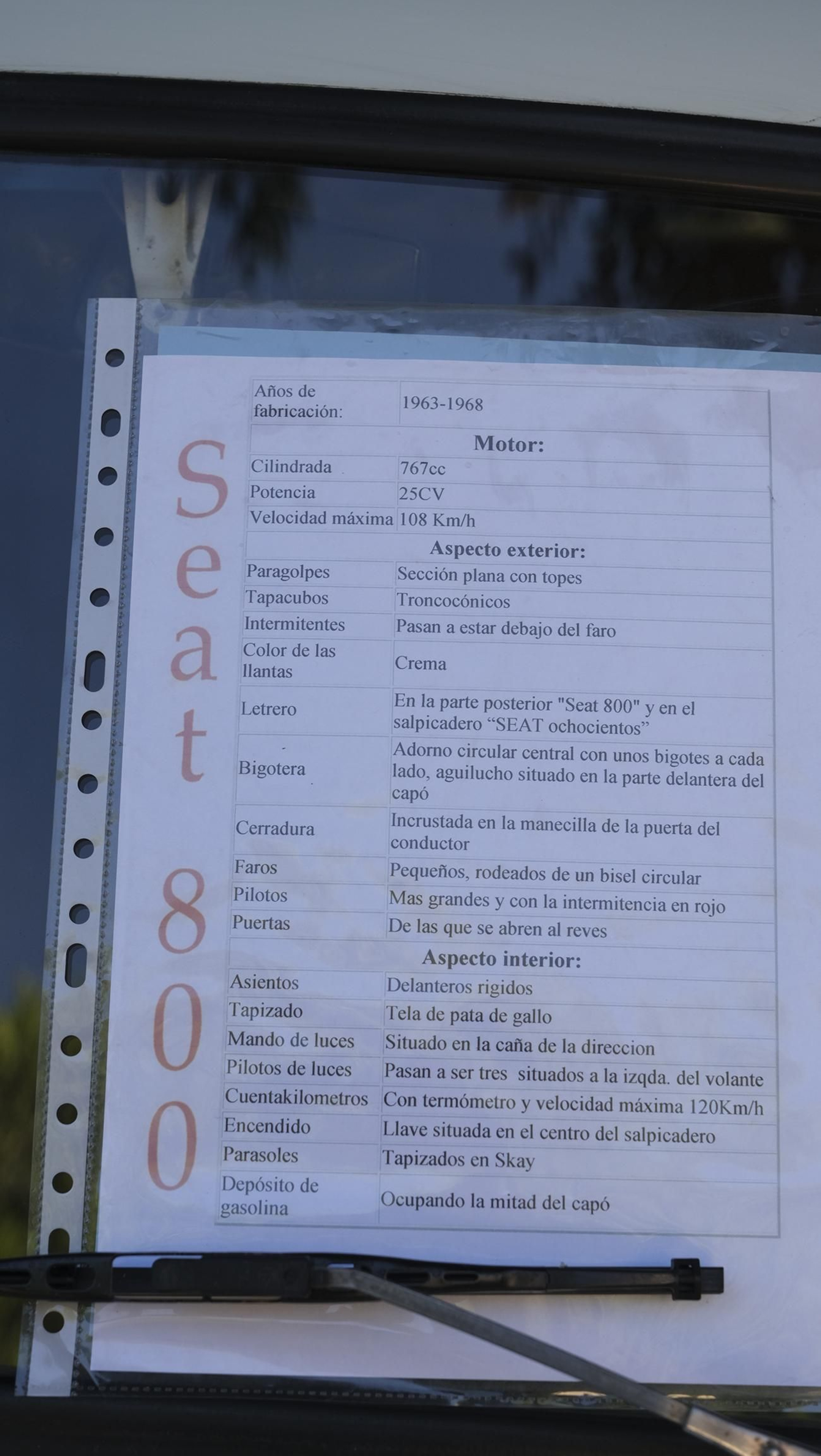 La exposición de Seat 600 y Mini Cooper en la Feria de Almería, en imágenes