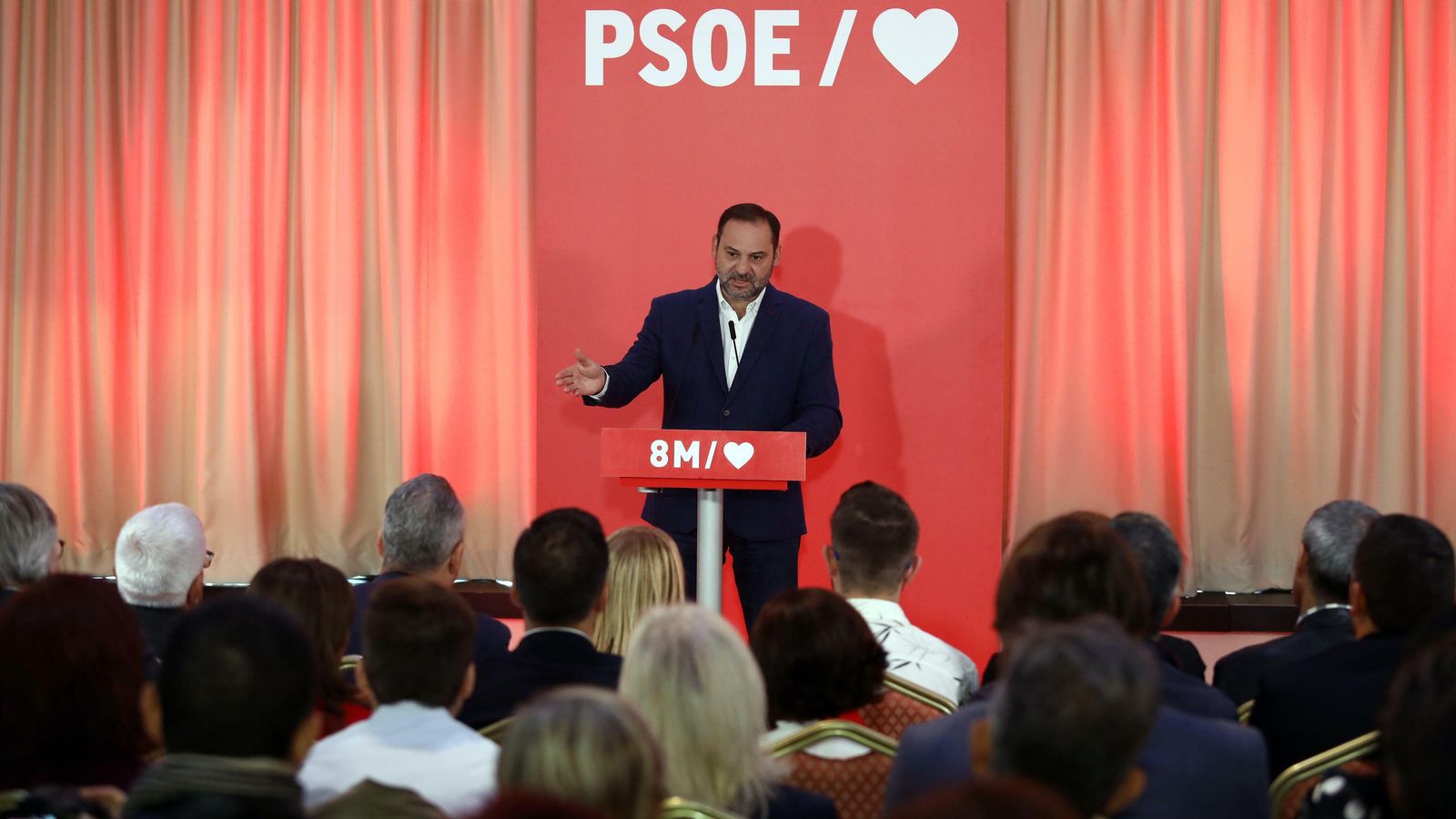 El ministro de Fomento y secretario de Organización del PSOE durante su intervención en el acto.