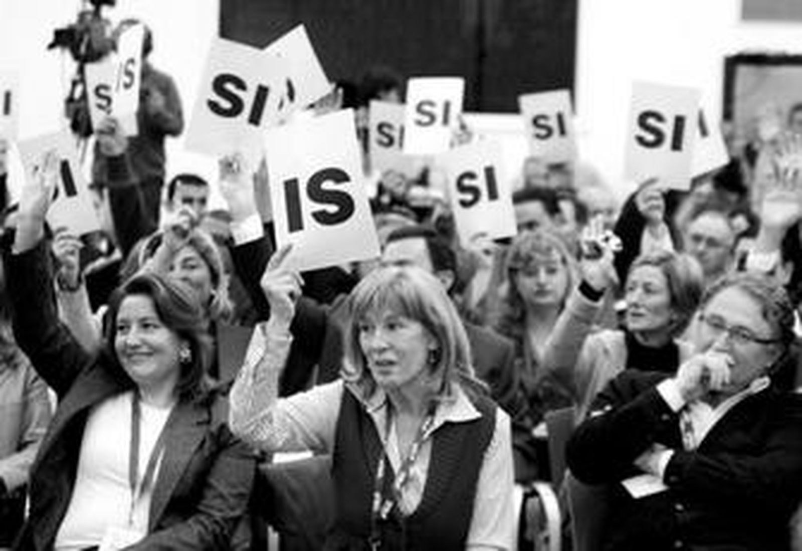 Algunos sin cartulinas, otros sin levantar el brazo o con la papeleta boca abajo,  pero la mayoría dio su 'sí'