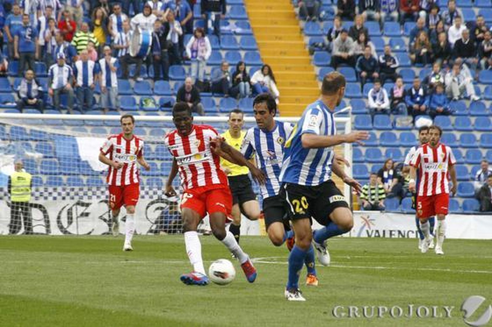 El Almería se lleva un punto del Rico Pérez y se mantiene en la pelea por las plazas de promoción. 

Foto: Rafael Gonzalez