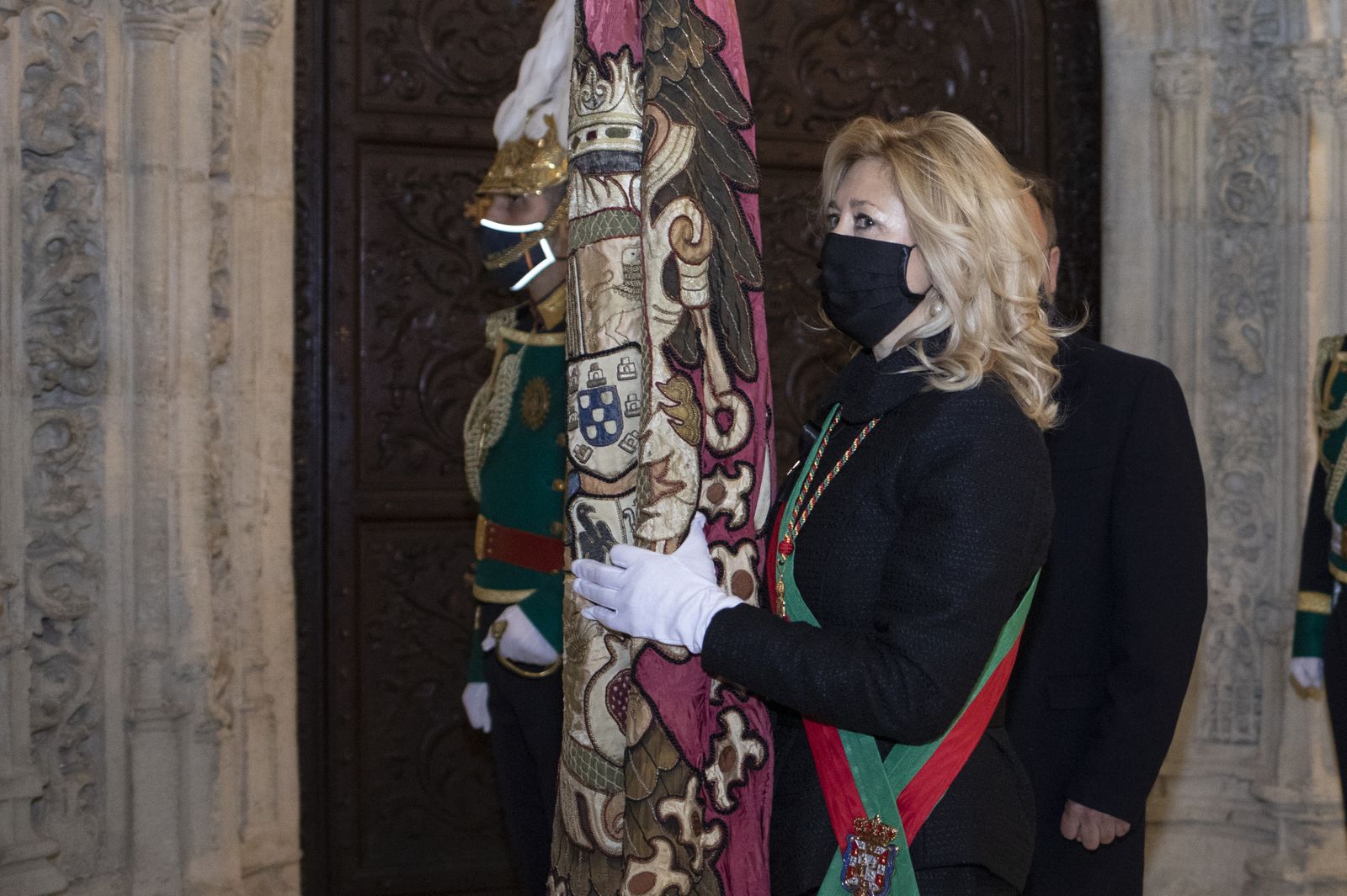 Fotos de la Toma de Granada: La tremolación más íntima del Pendón en el interior de la Capilla Real