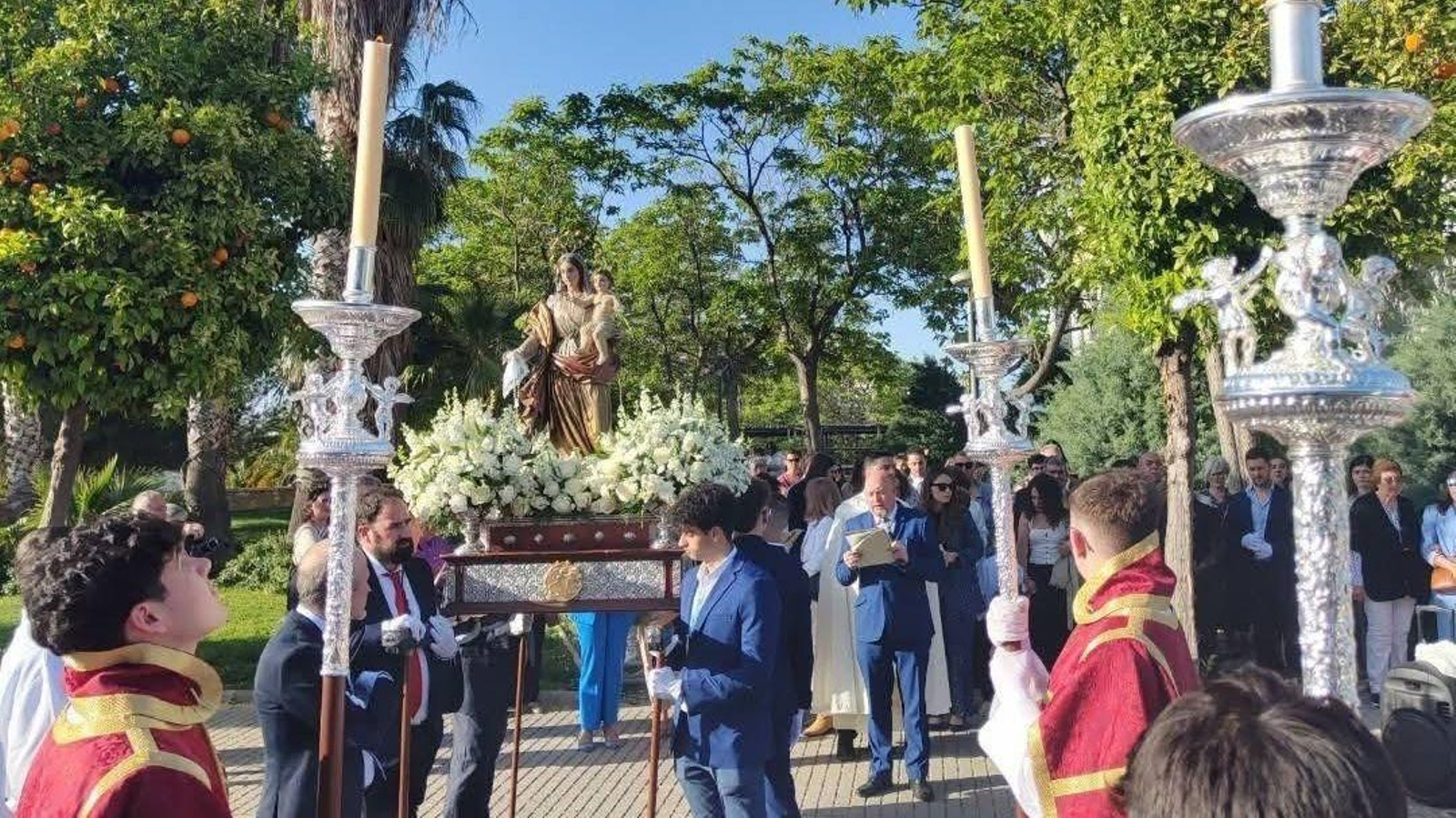 La Virgen Blanca durante el rosario de las glorias.