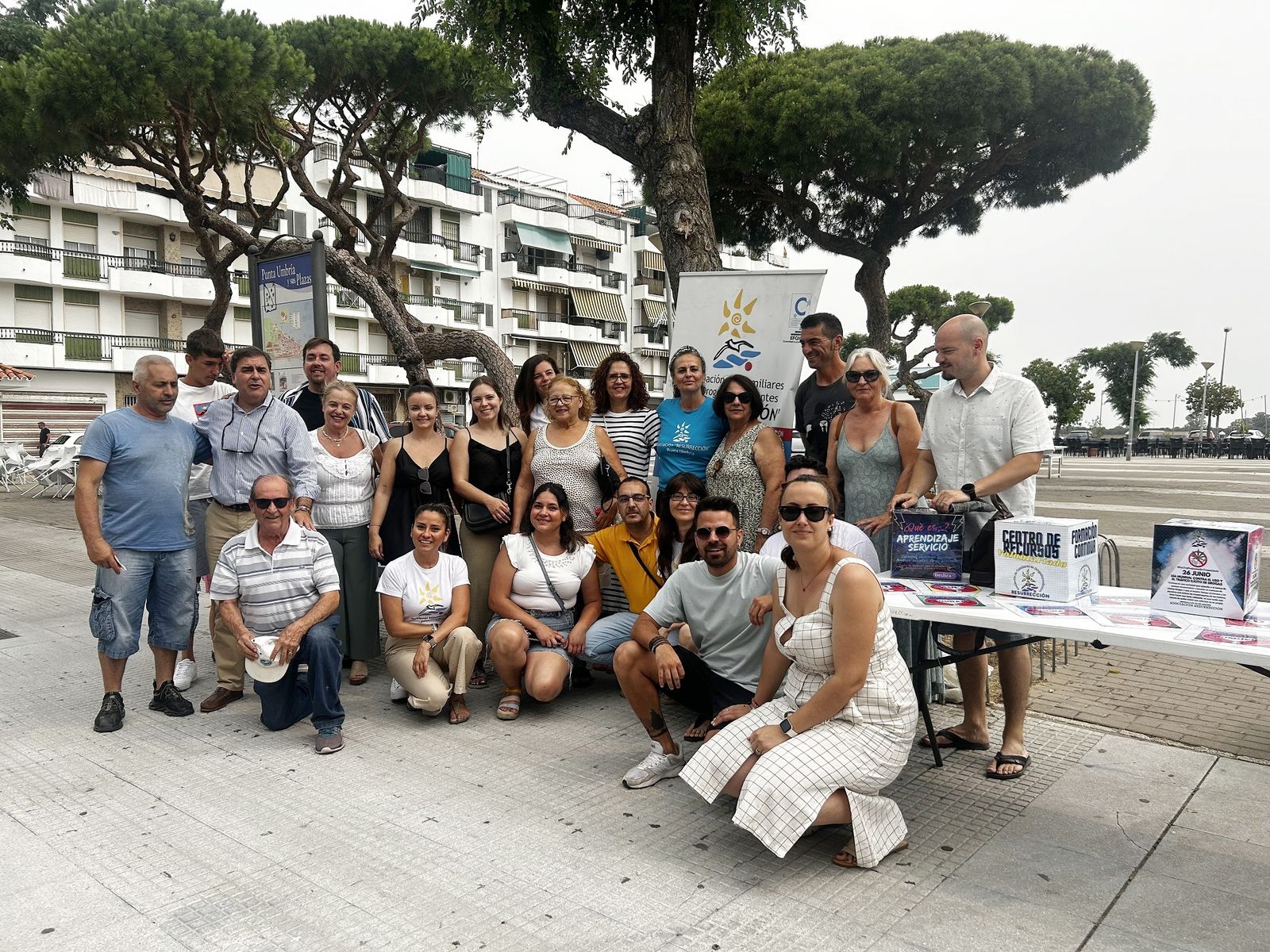 Encuentro en la plaza 26 de abril en Punta Umbría.