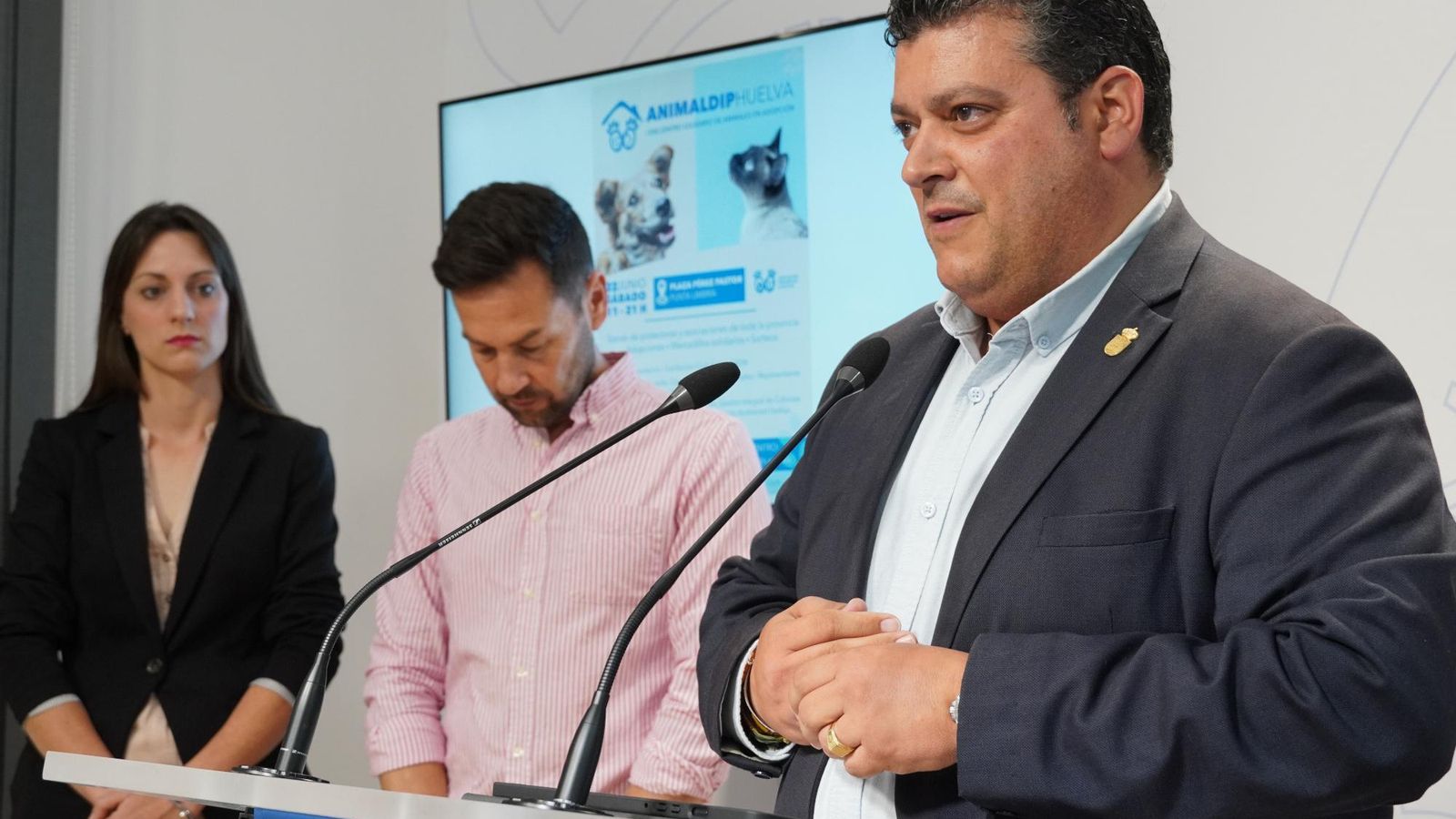 El diputado de Medio Ambiente, Arturo Alpresa, acompañado por el responsable de la organización del evento, Adrián Fernández, y por la representante del Club Agility 3ADN, Ana Mora.