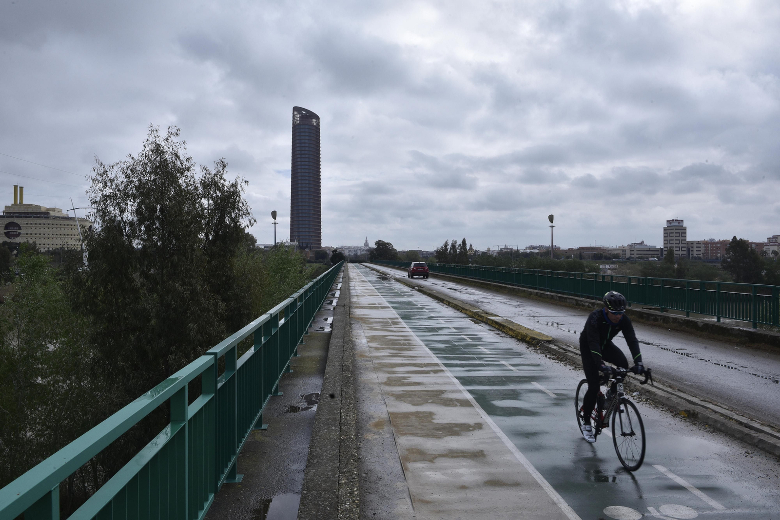 El antiguo puente ferroviario, conocido como el de la Señorita, que une Sevilla y Camas.