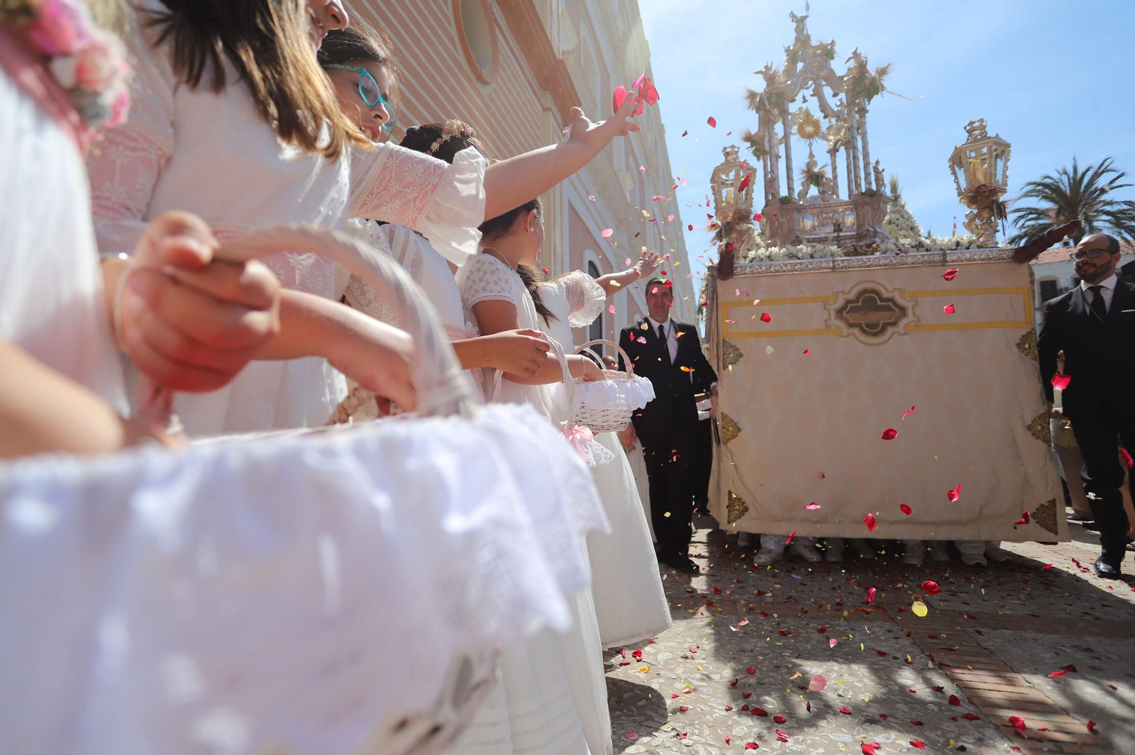 Imágenes del Corpus Christi recorriendo las calles de Huelva
