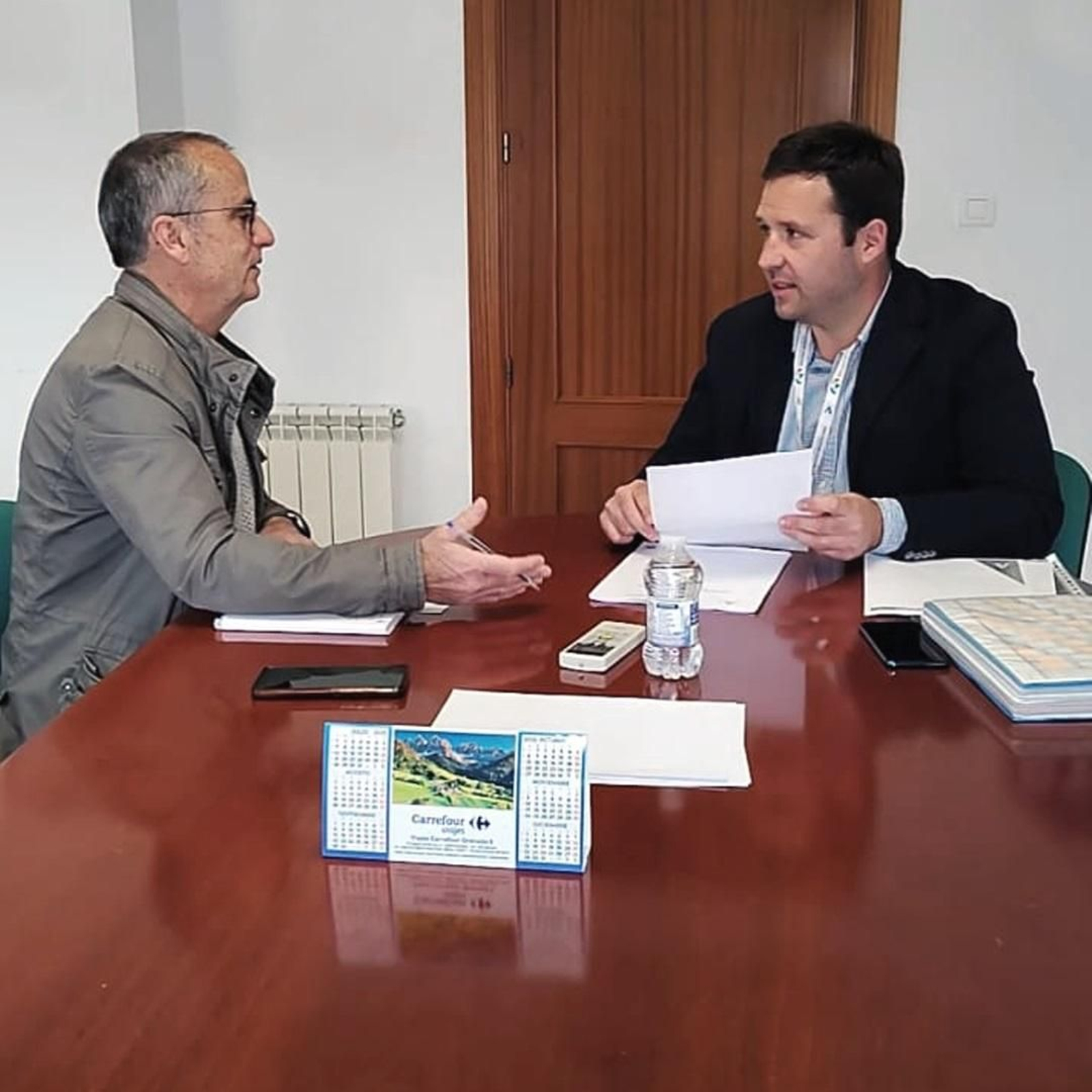 Fernando García reunido con el concejal de Medio Ambiente del Ayuntamiento de la Malahá, Francisco Moreno.