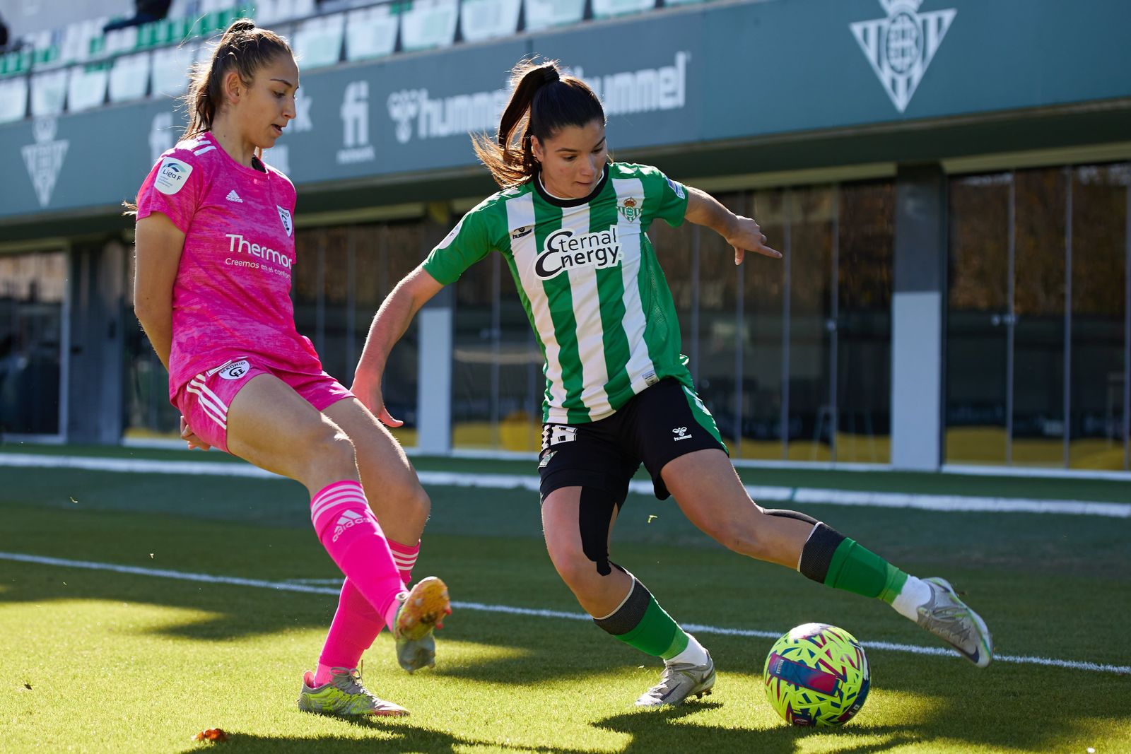 La bética Carmen Álvarez disputa el balón con una rival.