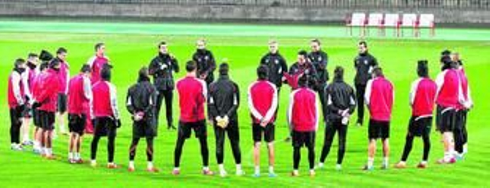 Los veintidós jugadores del Sevilla desplazados hasta Maribor atienden a Unai Emery sobre la hierba del Stadion Ljudski.