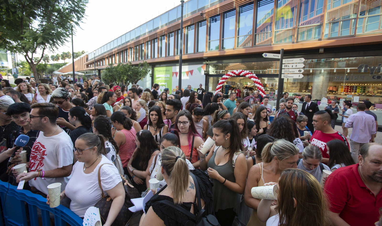 La apertura del centro comercial Torre Sevilla, en imágenes