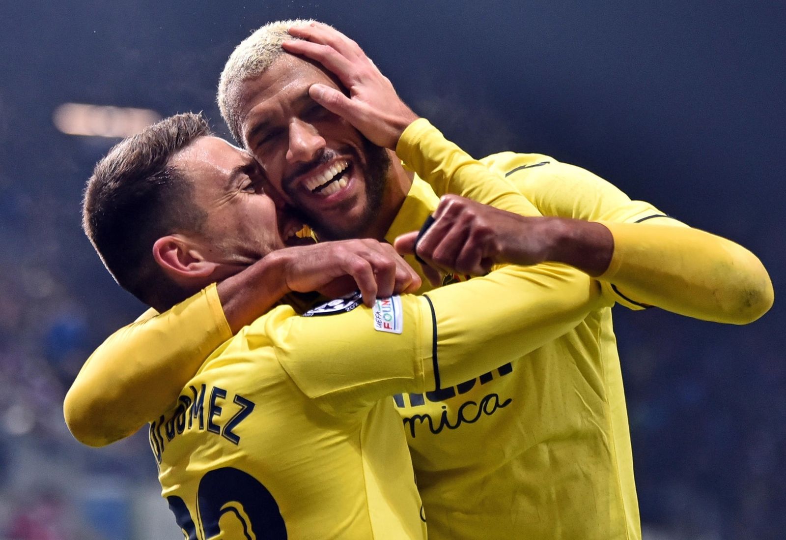 Moi Gómez felicita a Capoue tras anotar el 0-2.