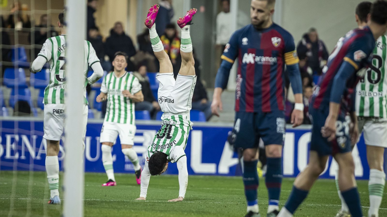 Jacobo celebra con una pirueta su gol en el primer tiempo del Huesca - Córdoba CF.