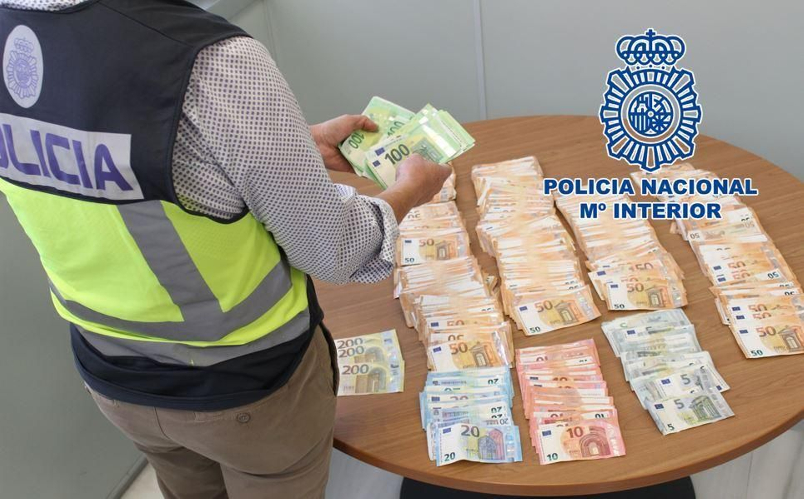Dinero incautado por la Policía Nacional en el local. Dinero incautado por la Policía Nacional en el local.