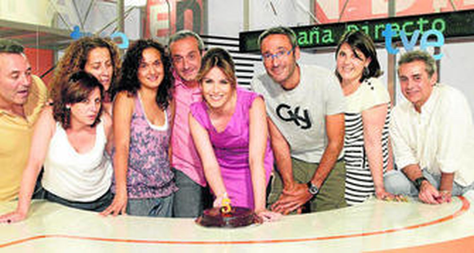 La presentadora de 'España directo', Pilar García Muñiz, en el centro, y parte del equipo.