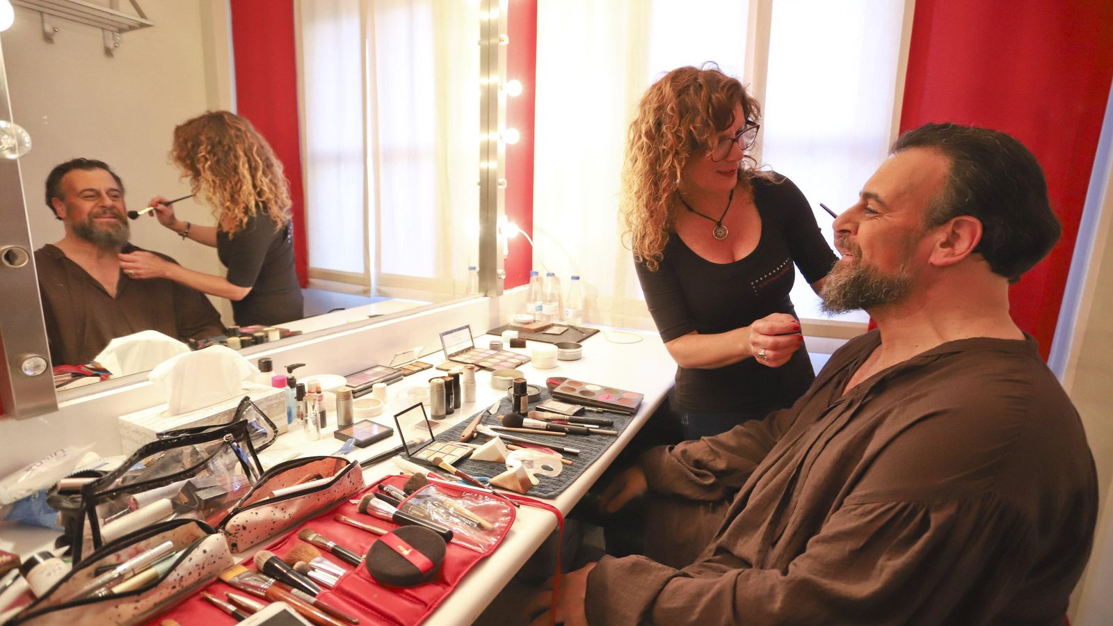 Sesión de maquillaje antes del ensayo, en el camerino. Sesión de maquillaje antes del ensayo, en el camerino.