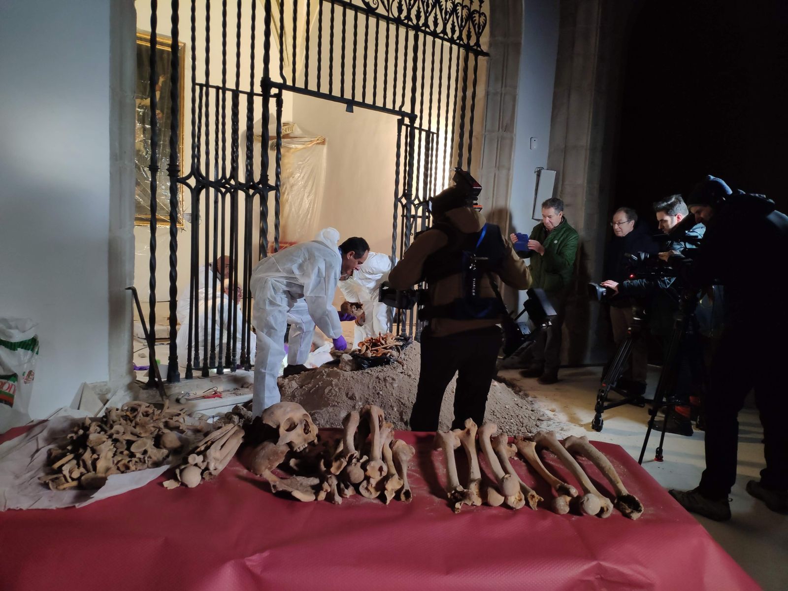 El profesor de la UGR Jose Antonio Lorente  durante la exhumación de los restos mortales de Cristóbal Colón  y de su hijo Hernando Colón .