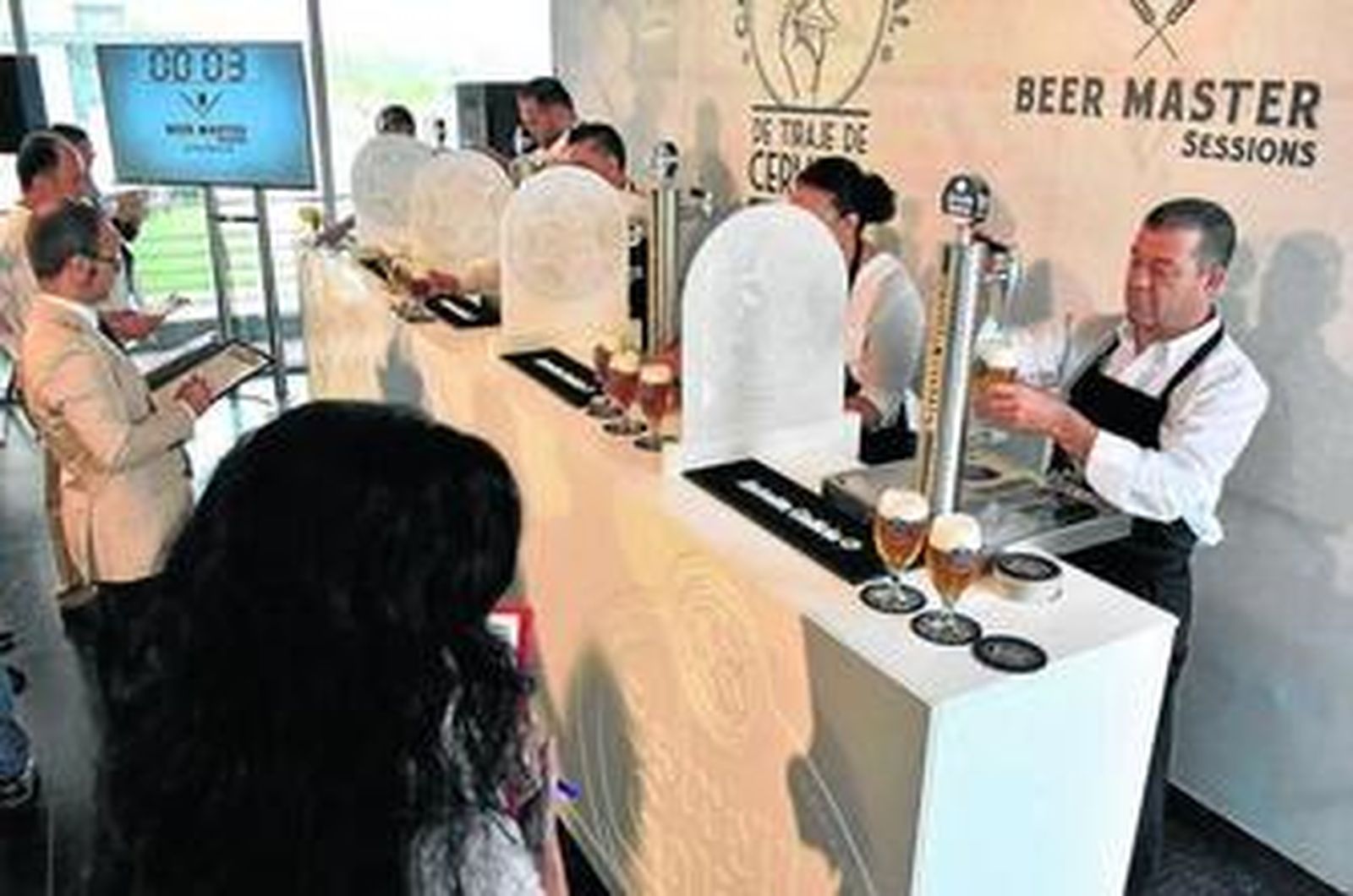 1. El jurado estudió concienzudamente a los 20 aspirantes. 2. Jairo Ponce, de la Bodega Torre del Oro, se proclamó subcampeón del Campeonato de Tiraje de Andalucía de Estrella Galicia.